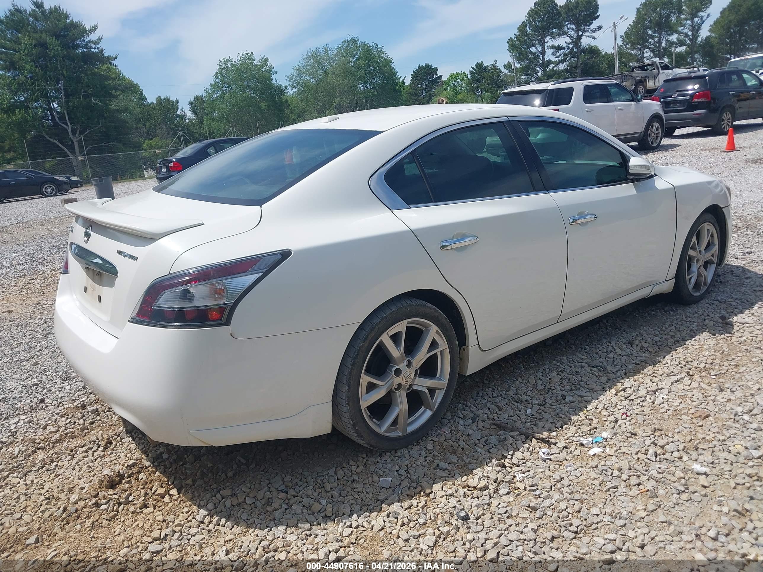NISSAN MAXIMA image 4