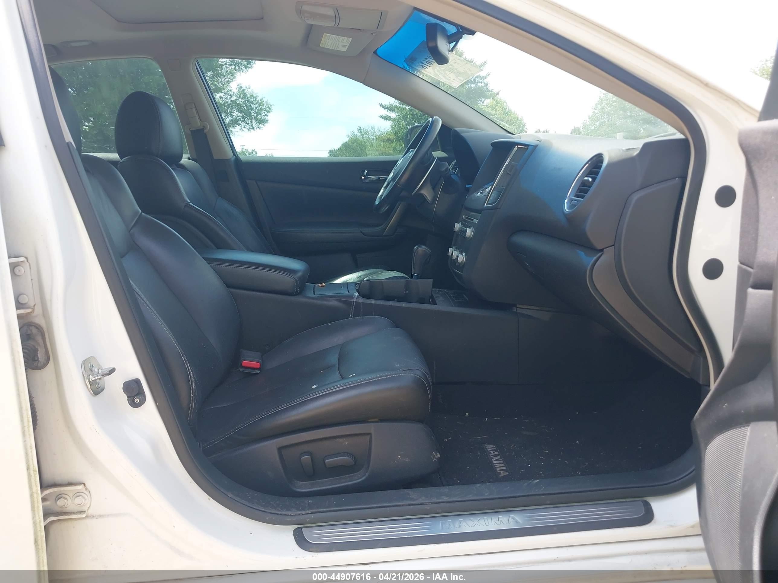 NISSAN MAXIMA image 5