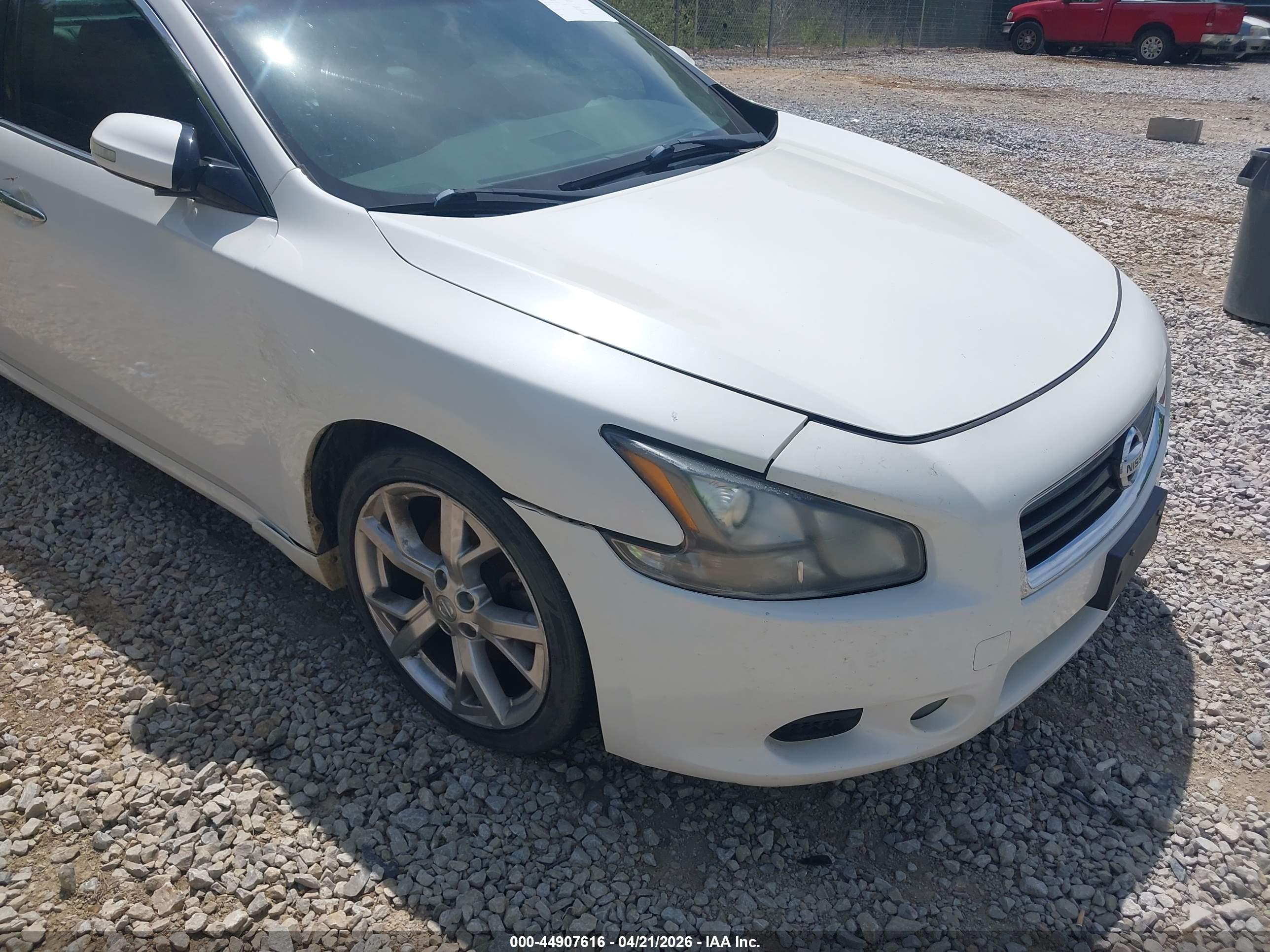 NISSAN MAXIMA image 6
