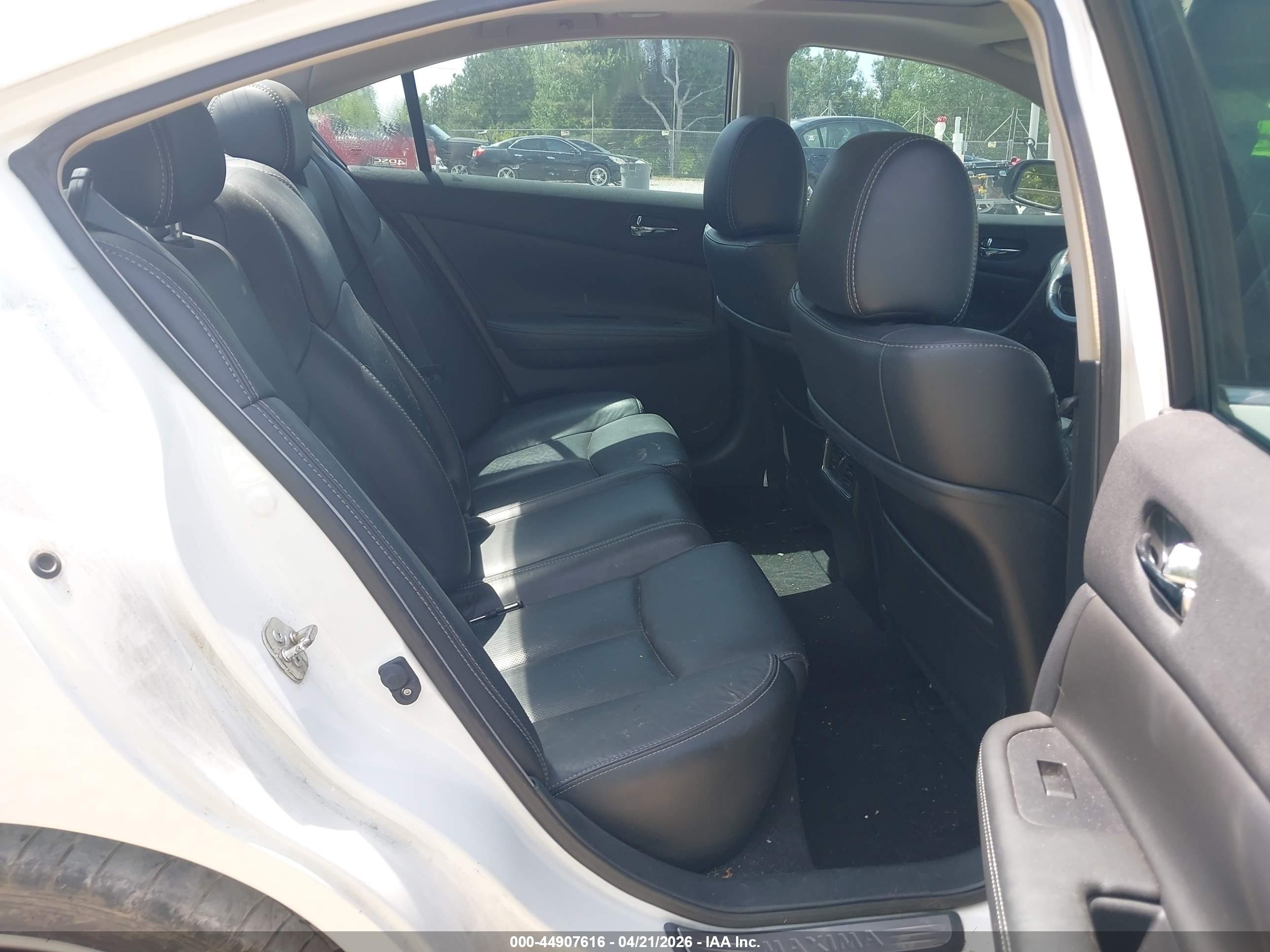 NISSAN MAXIMA image 8