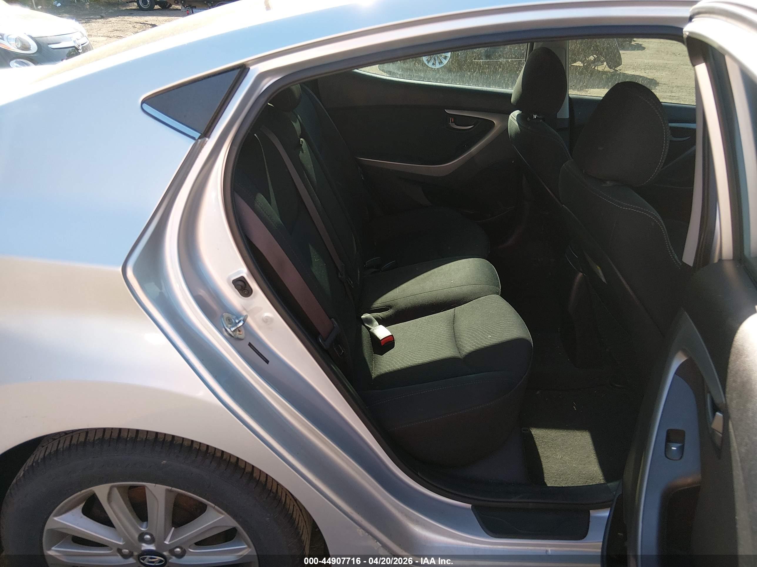 HYUNDAI ELANTRA image 8