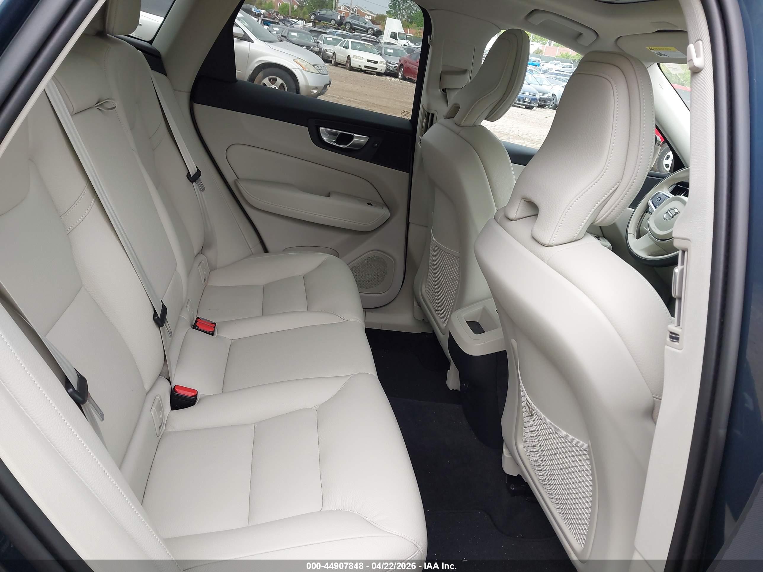 VOLVO XC60 image 8