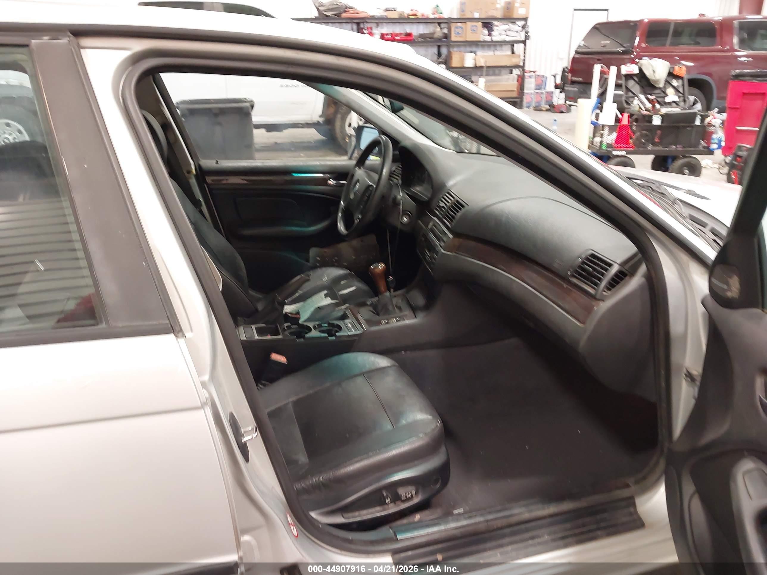 BMW 325XI image 5
