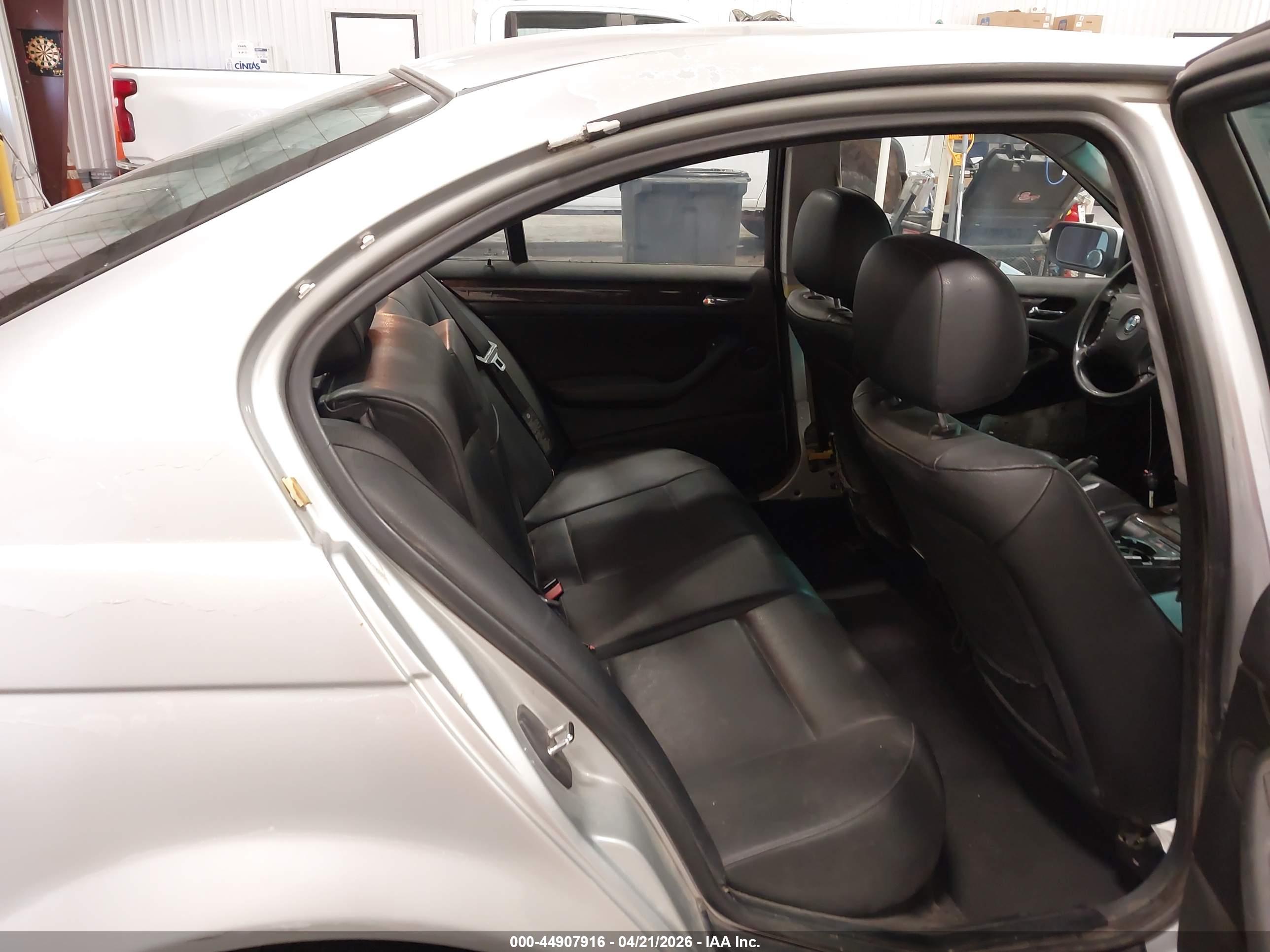 BMW 325XI image 8