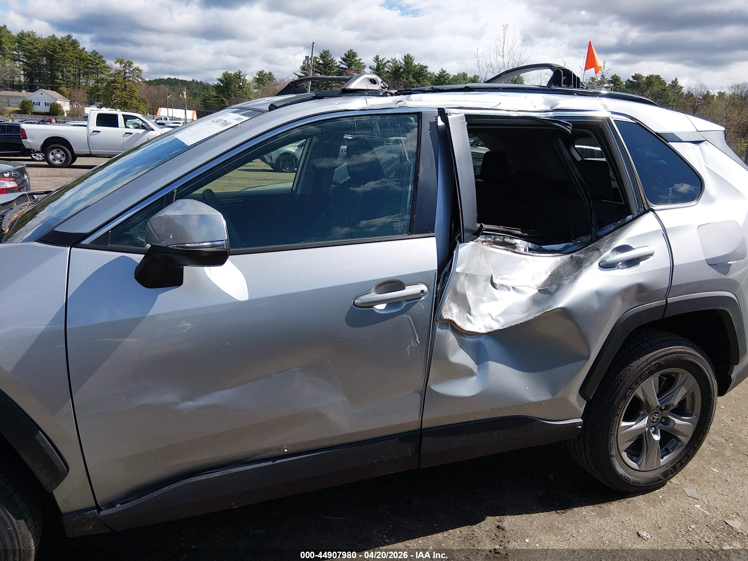 TOYOTA RAV4 image 6