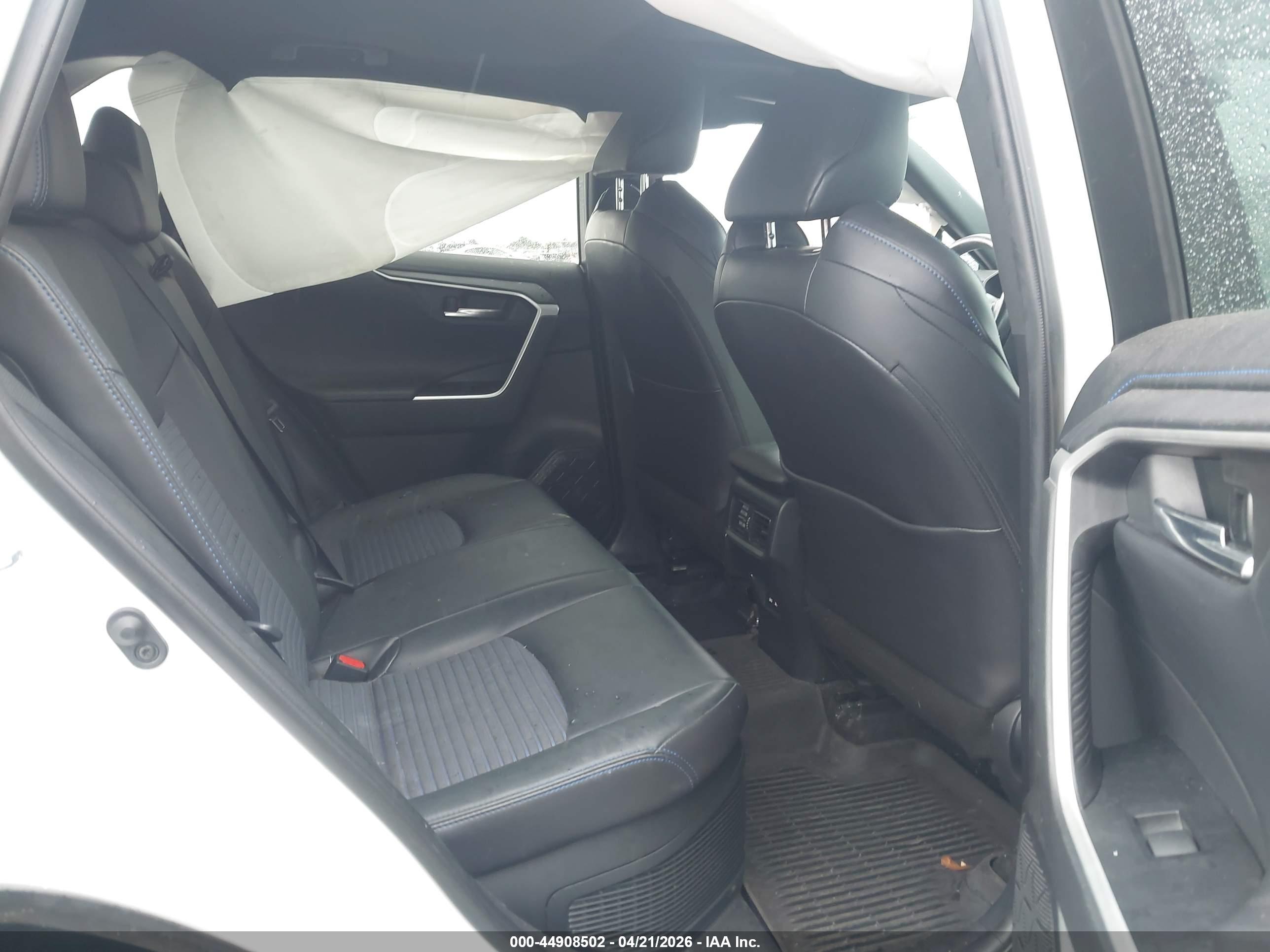 TOYOTA RAV4 image 8