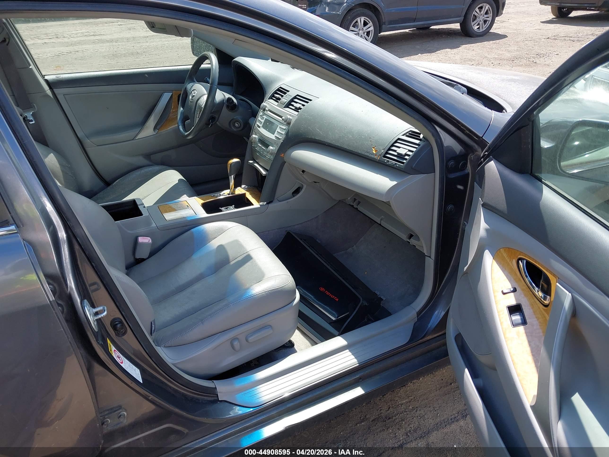 TOYOTA CAMRY image 5