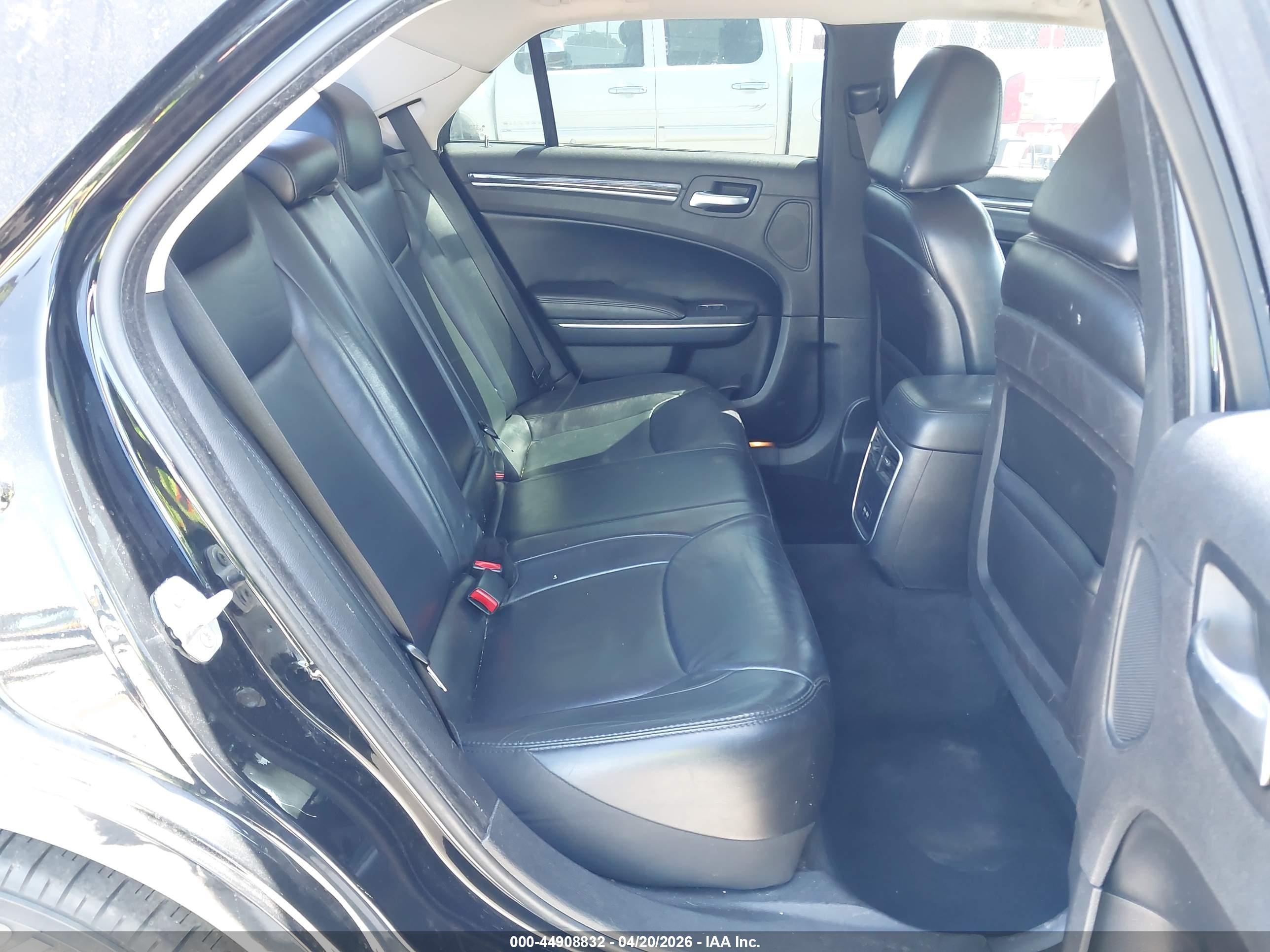 CHRYSLER 300 image 8