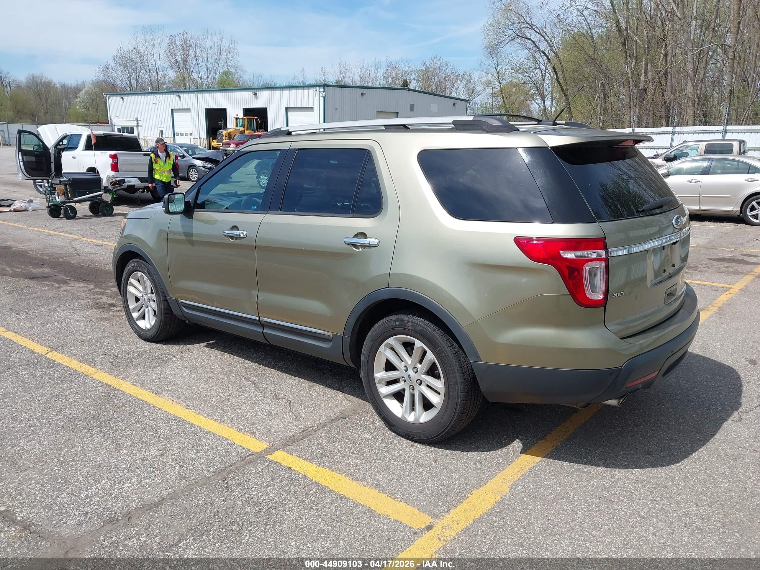 FORD EXPLORER image 3
