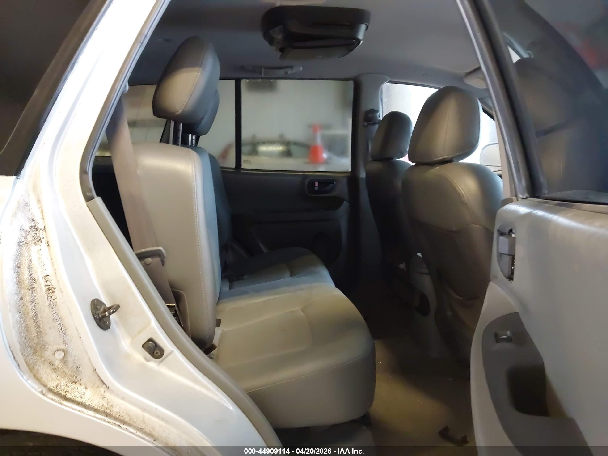 HYUNDAI SANTA image 8