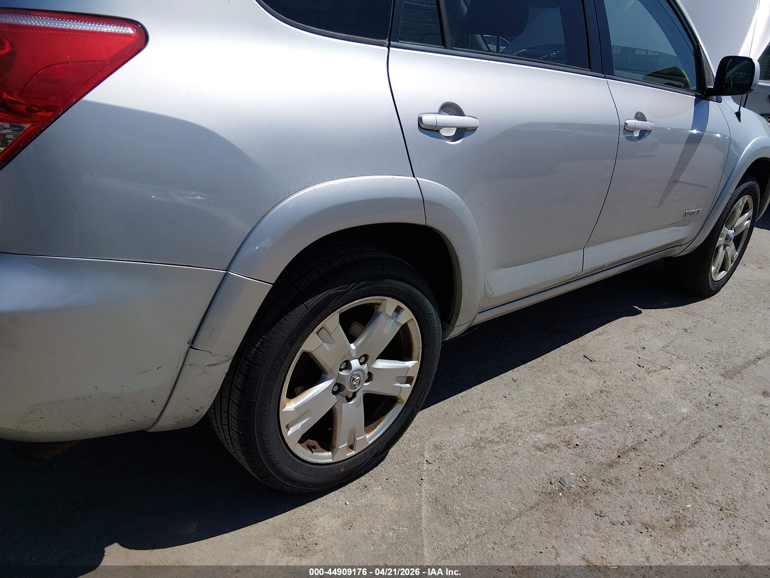TOYOTA RAV4 image 6