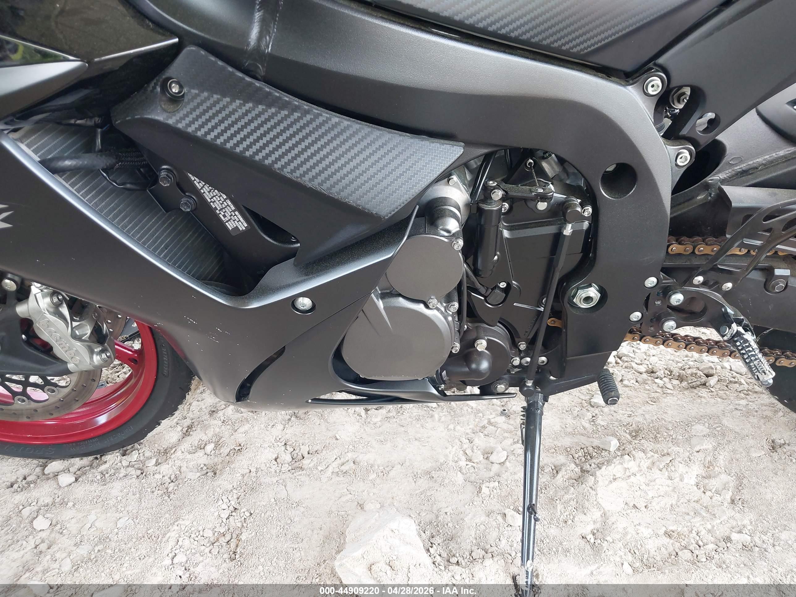 SUZUKI GSX-R750 image 9