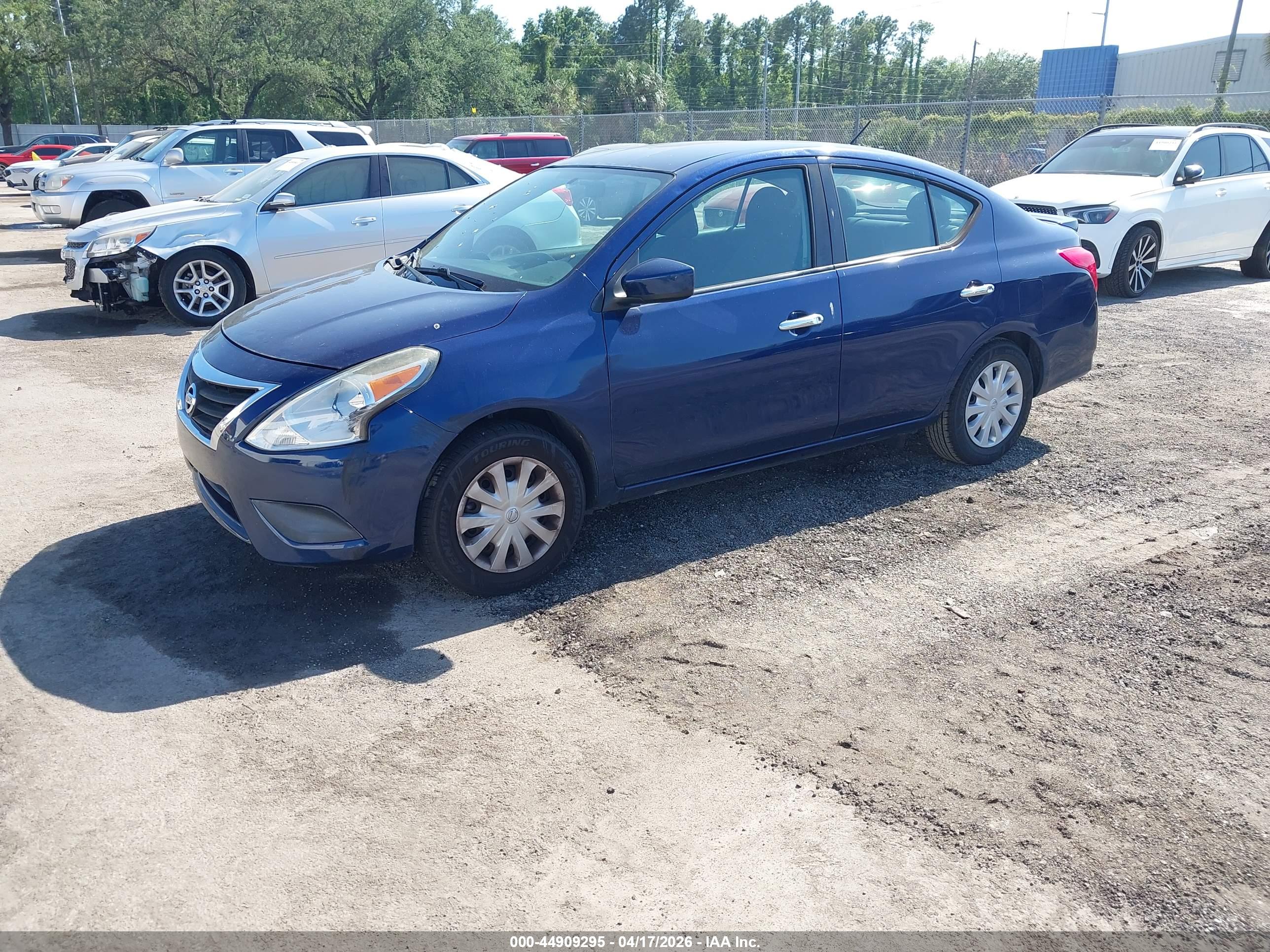 NISSAN VERSA image 2