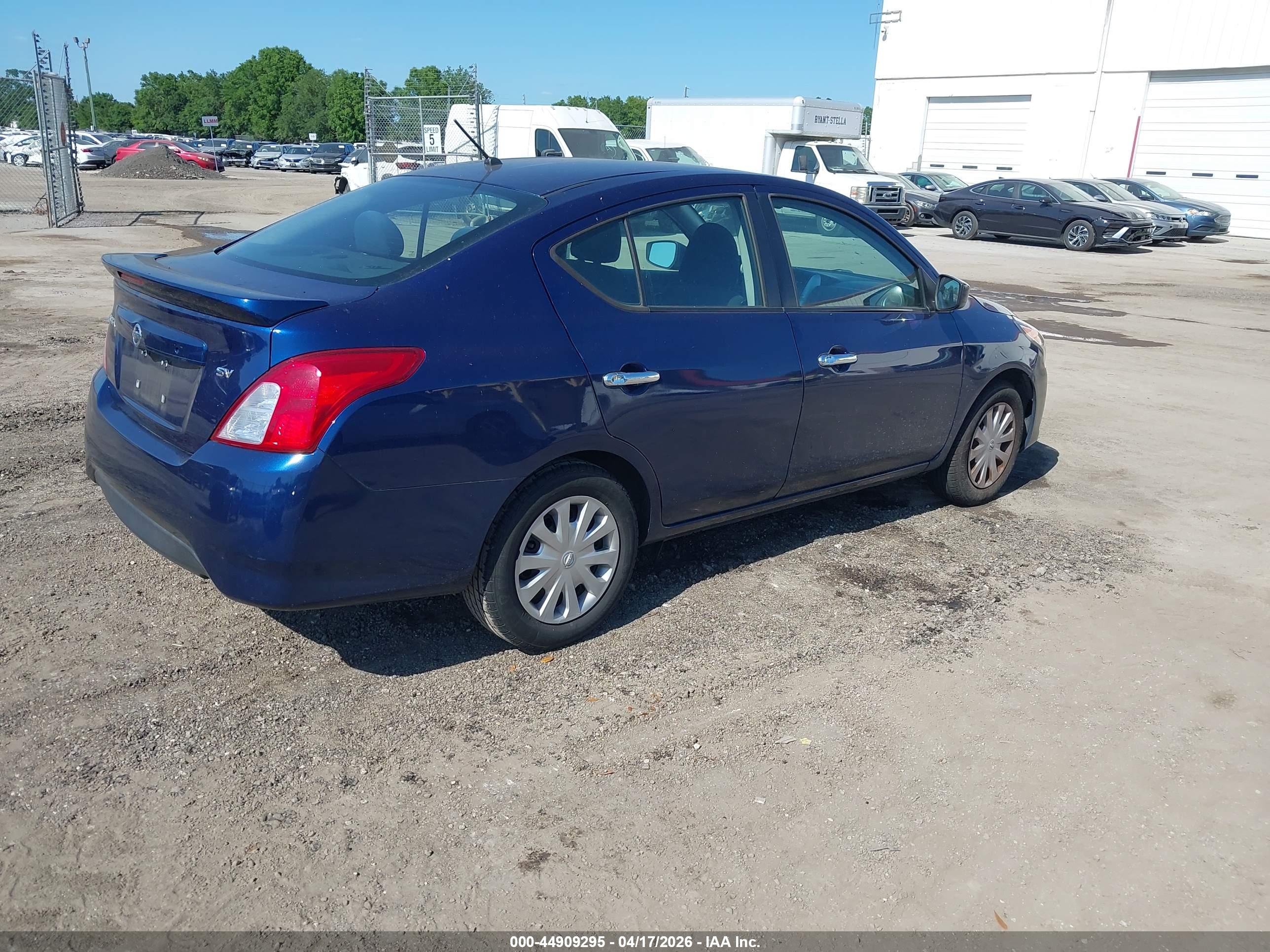 NISSAN VERSA image 4