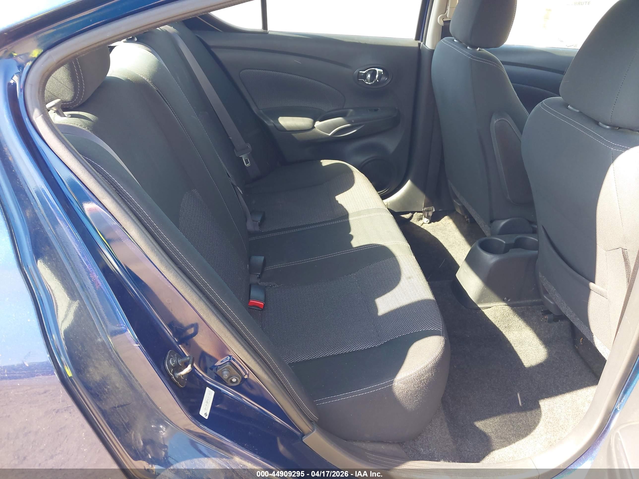 NISSAN VERSA image 8