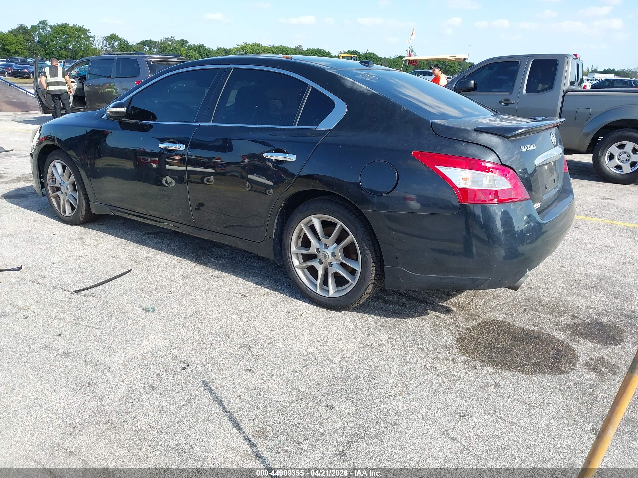 NISSAN MAXIMA image 3
