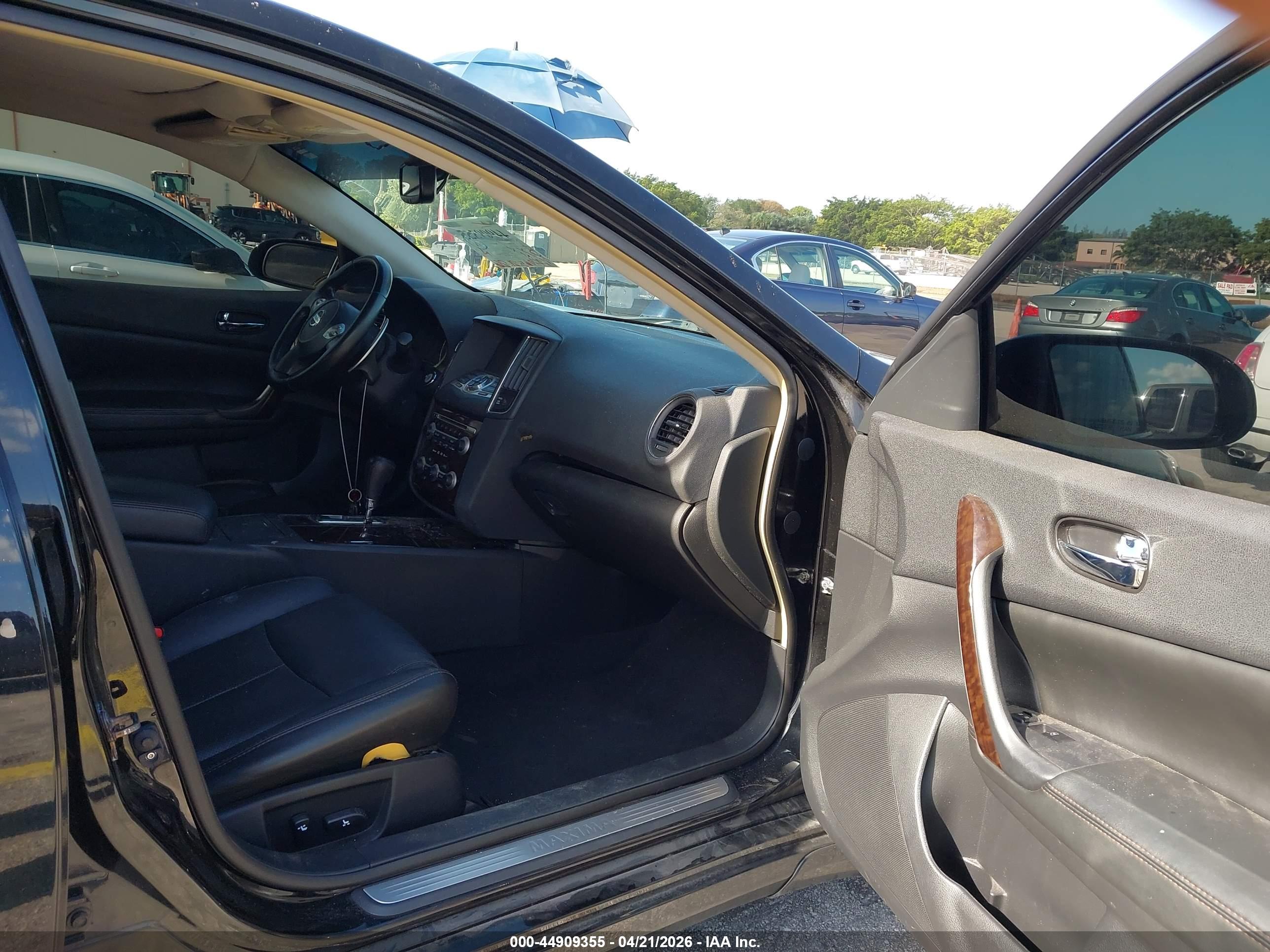 NISSAN MAXIMA image 5