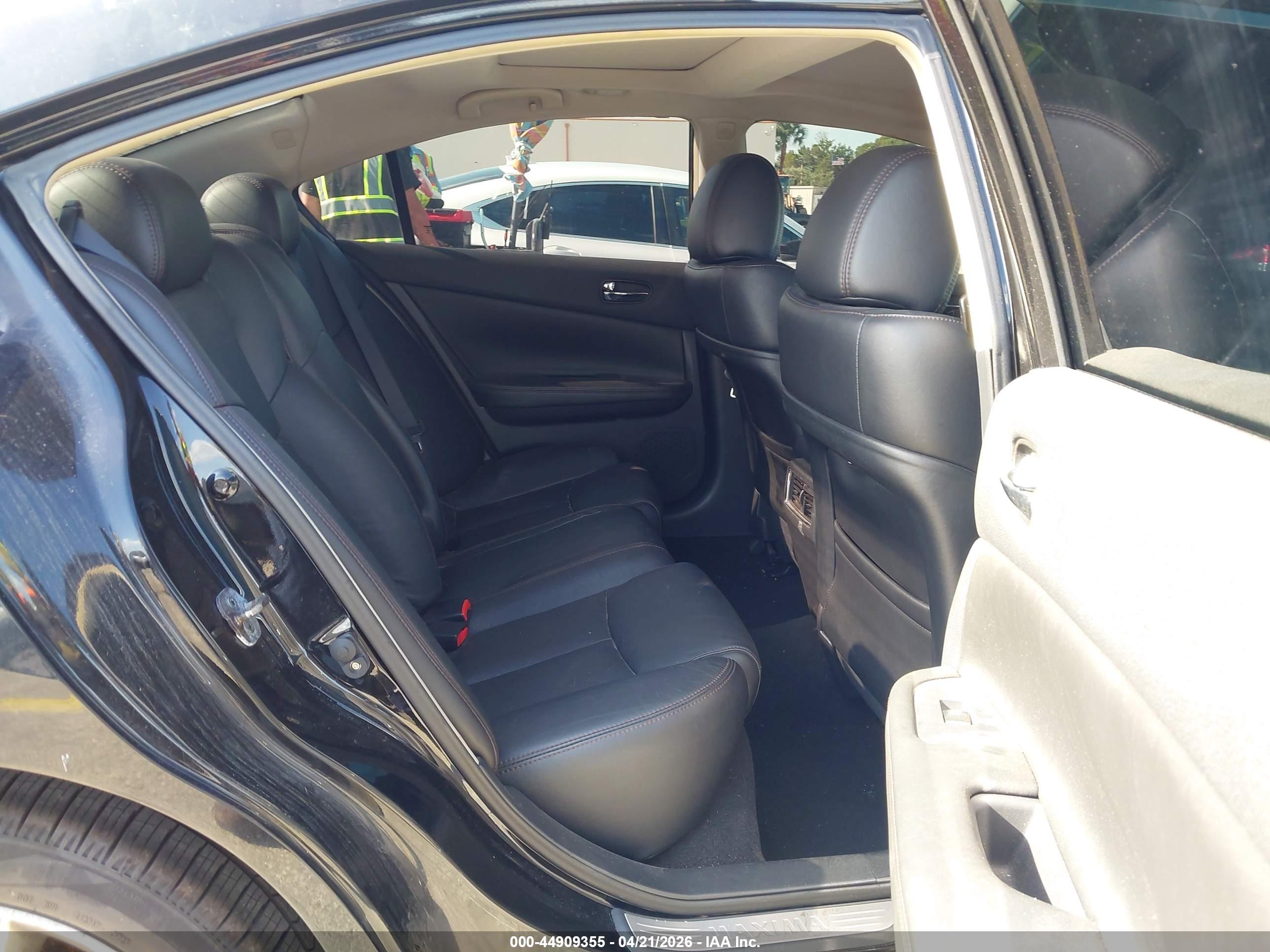 NISSAN MAXIMA image 8