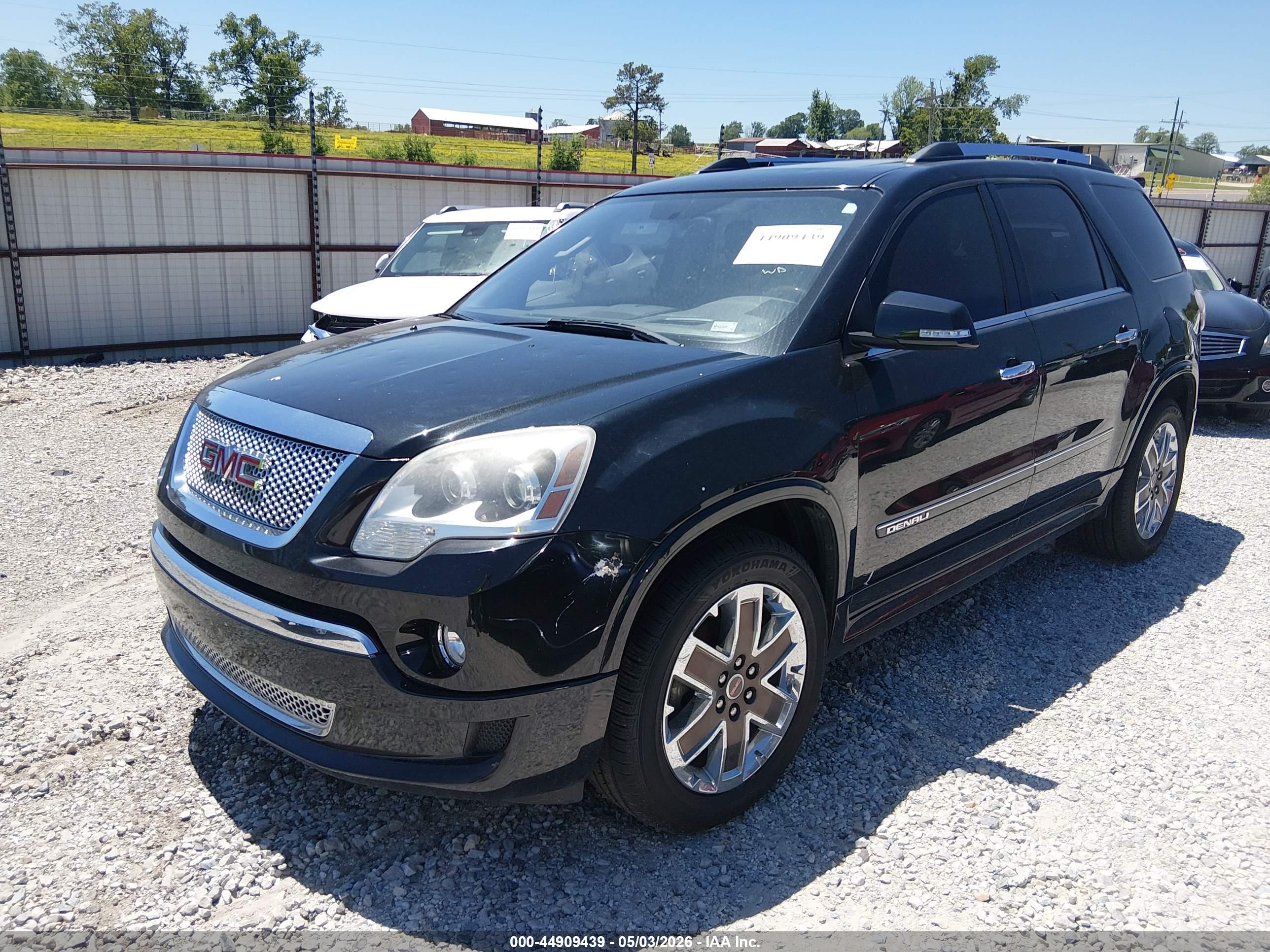GMC ACADIA image 2