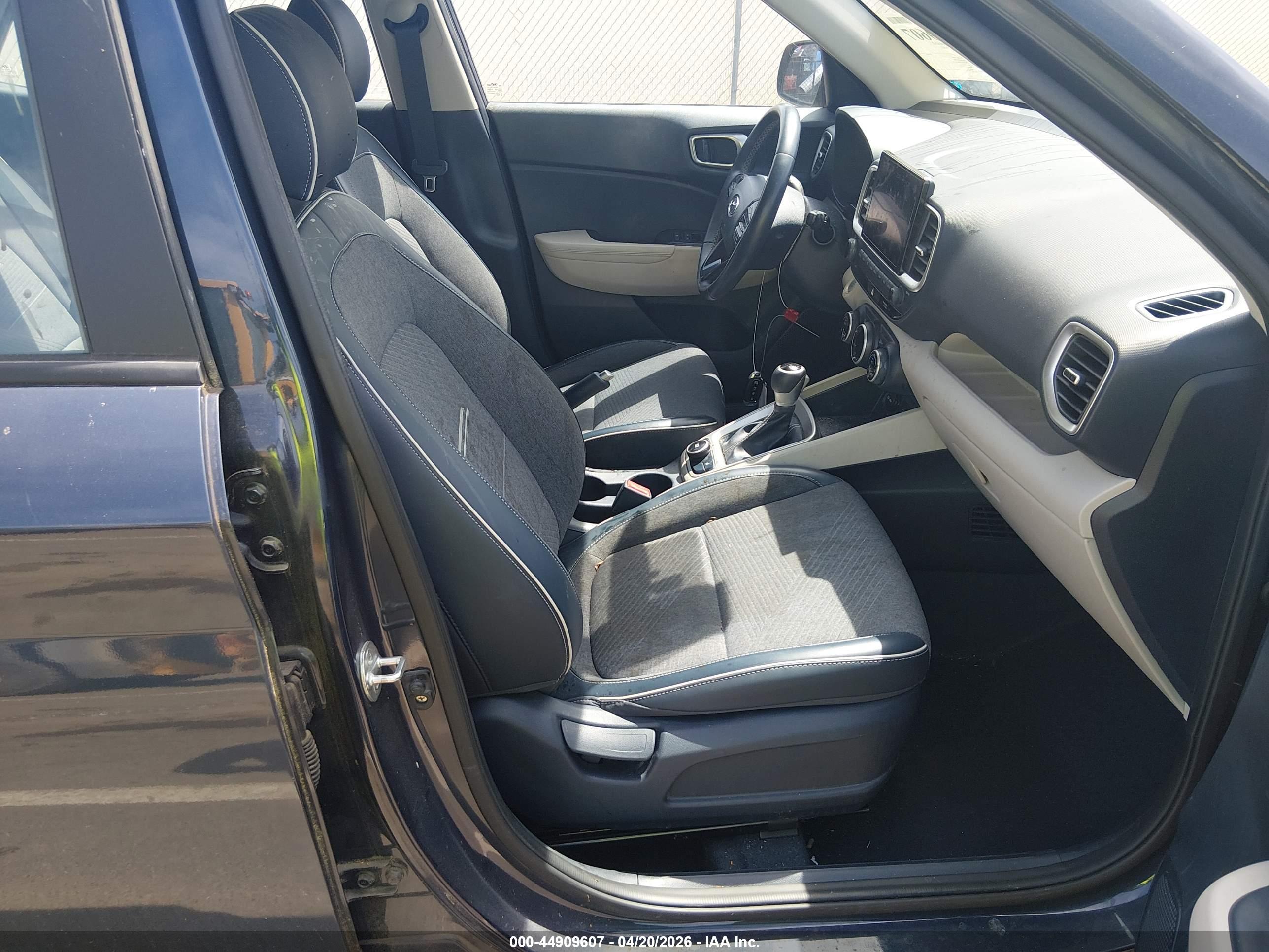 HYUNDAI VENUE image 5