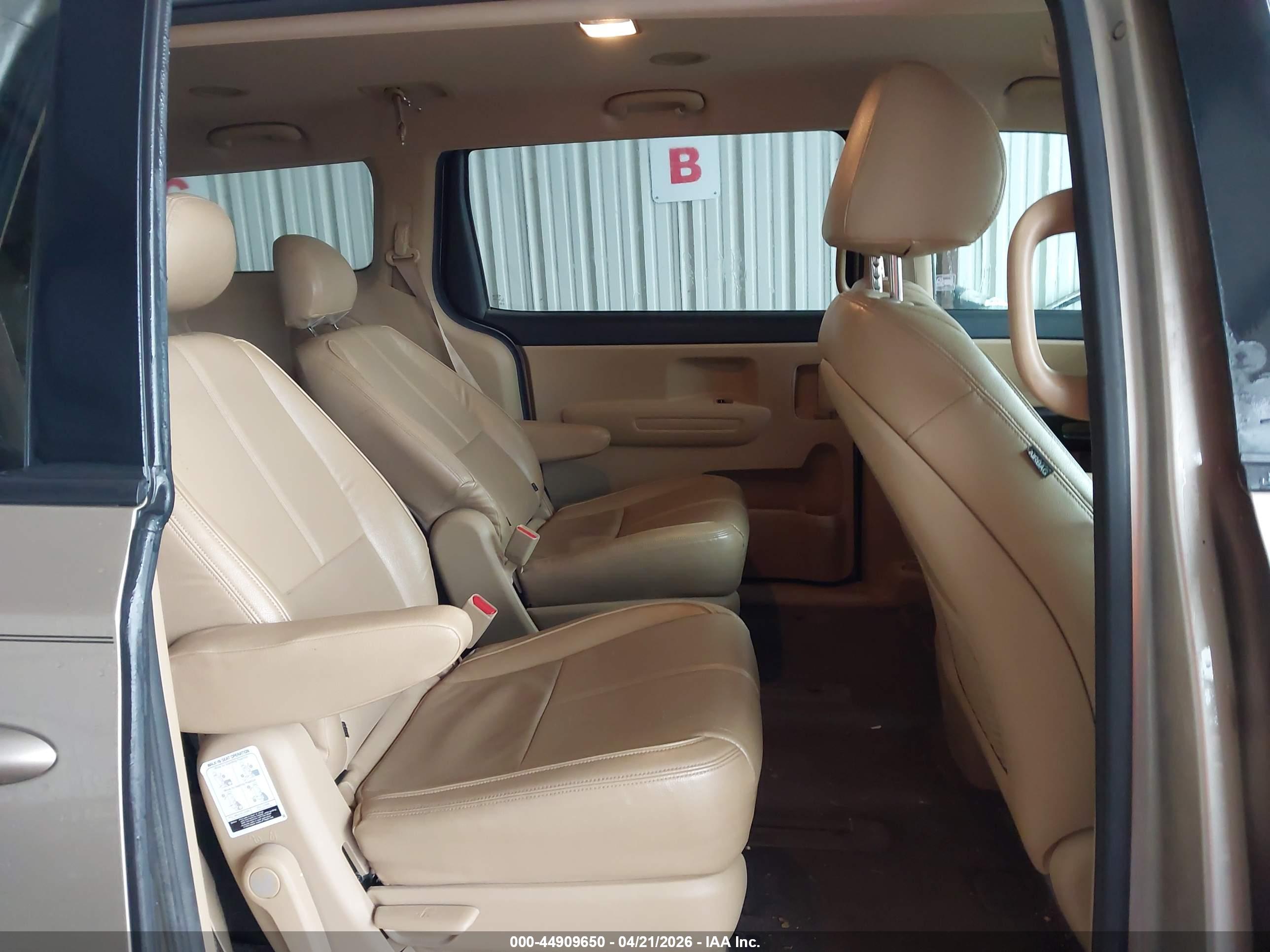KIA SEDONA image 8