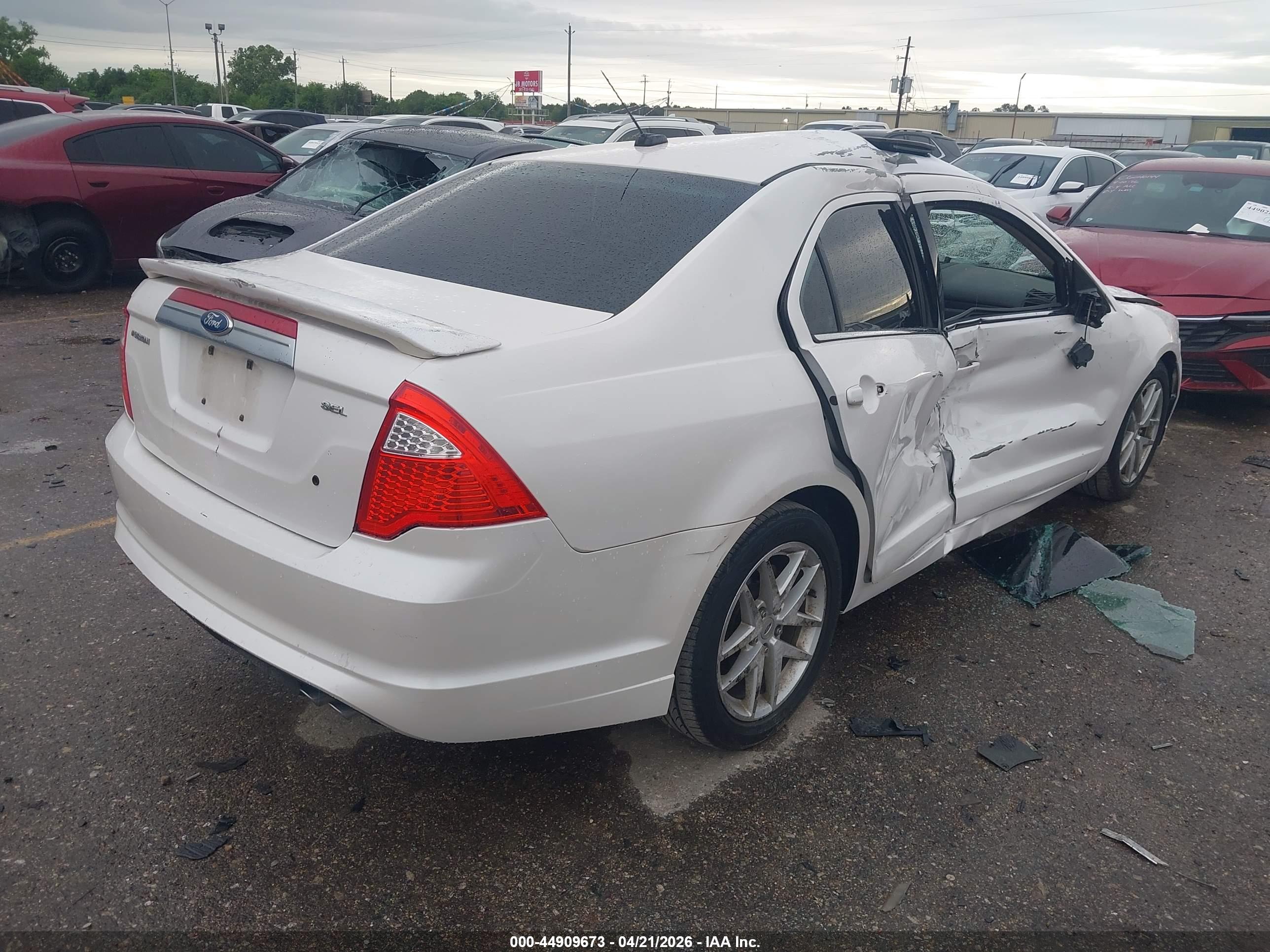 FORD FUSION image 4