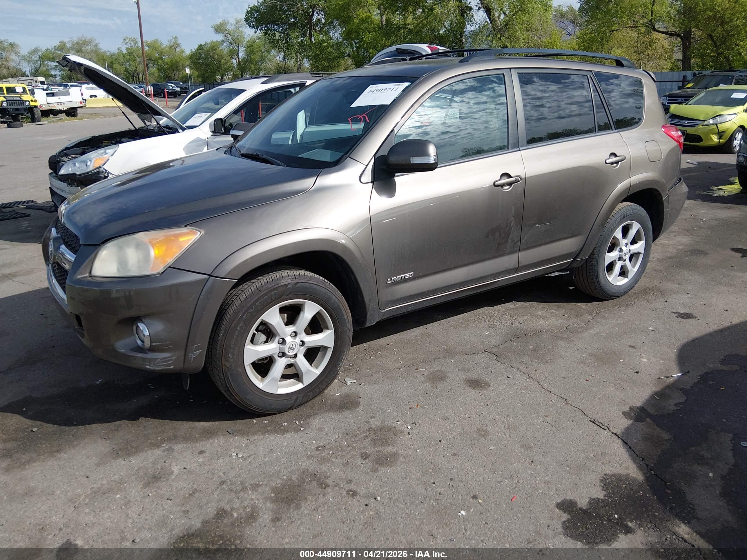 TOYOTA RAV4 image 2