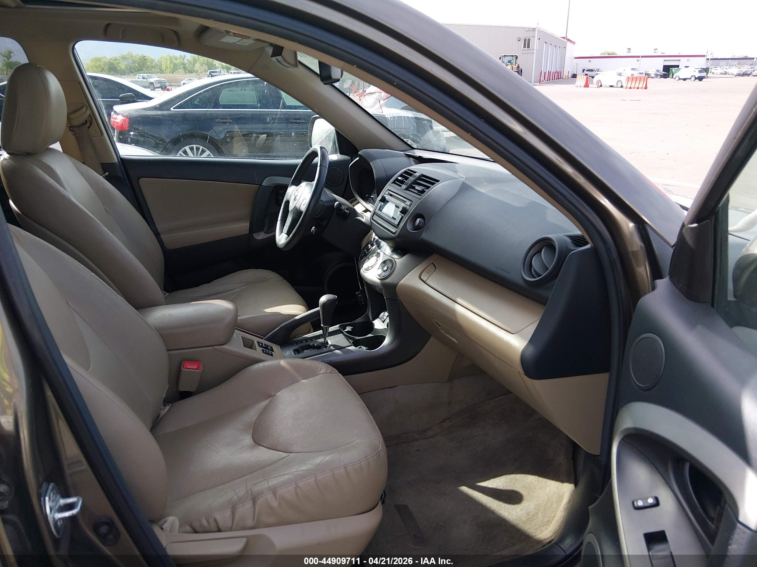 TOYOTA RAV4 image 5