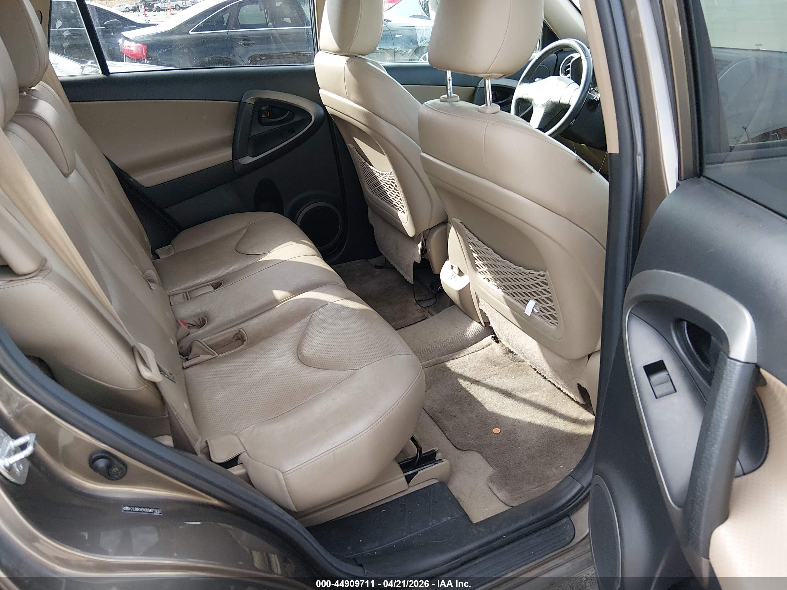 TOYOTA RAV4 image 8