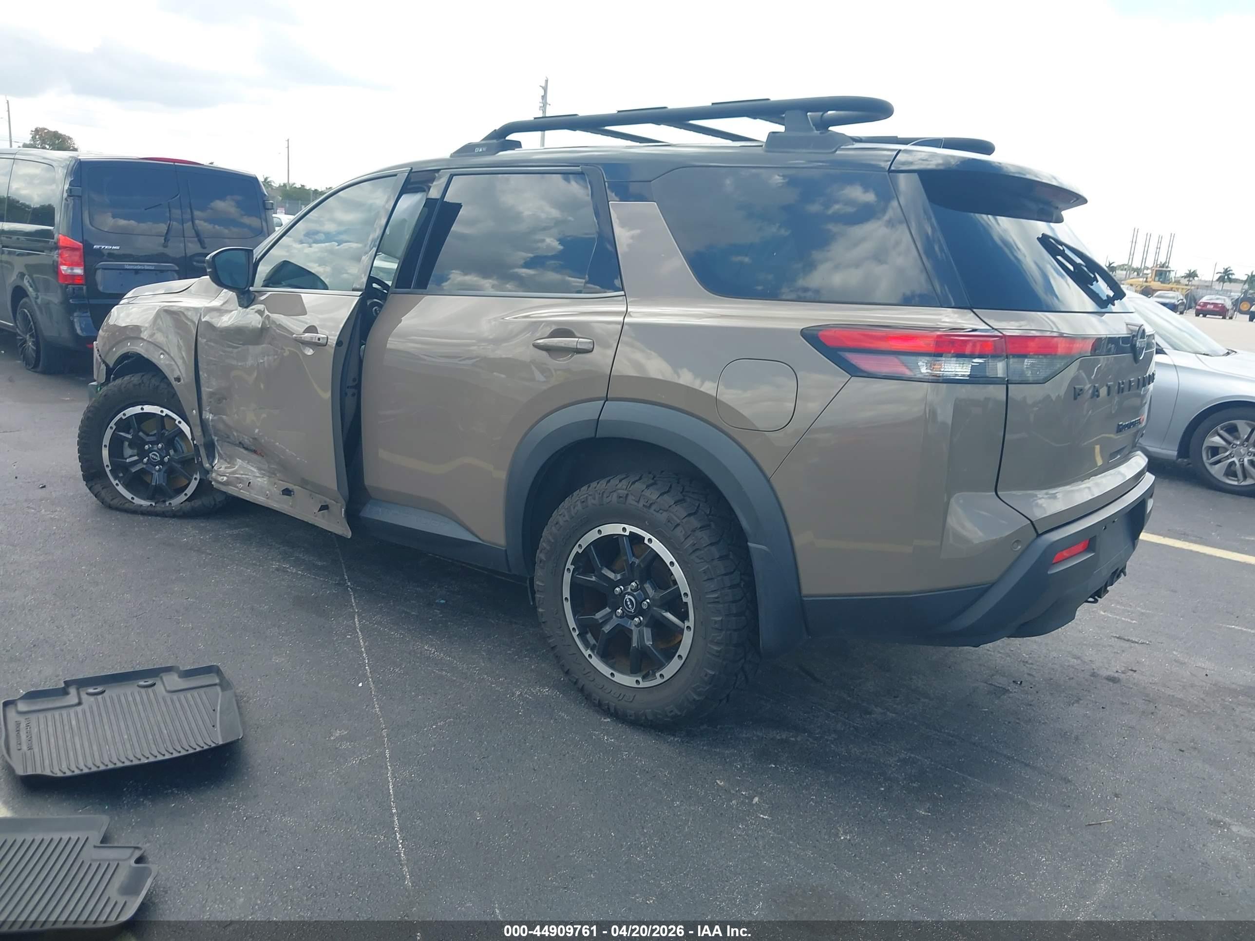NISSAN PATHFINDER image 3