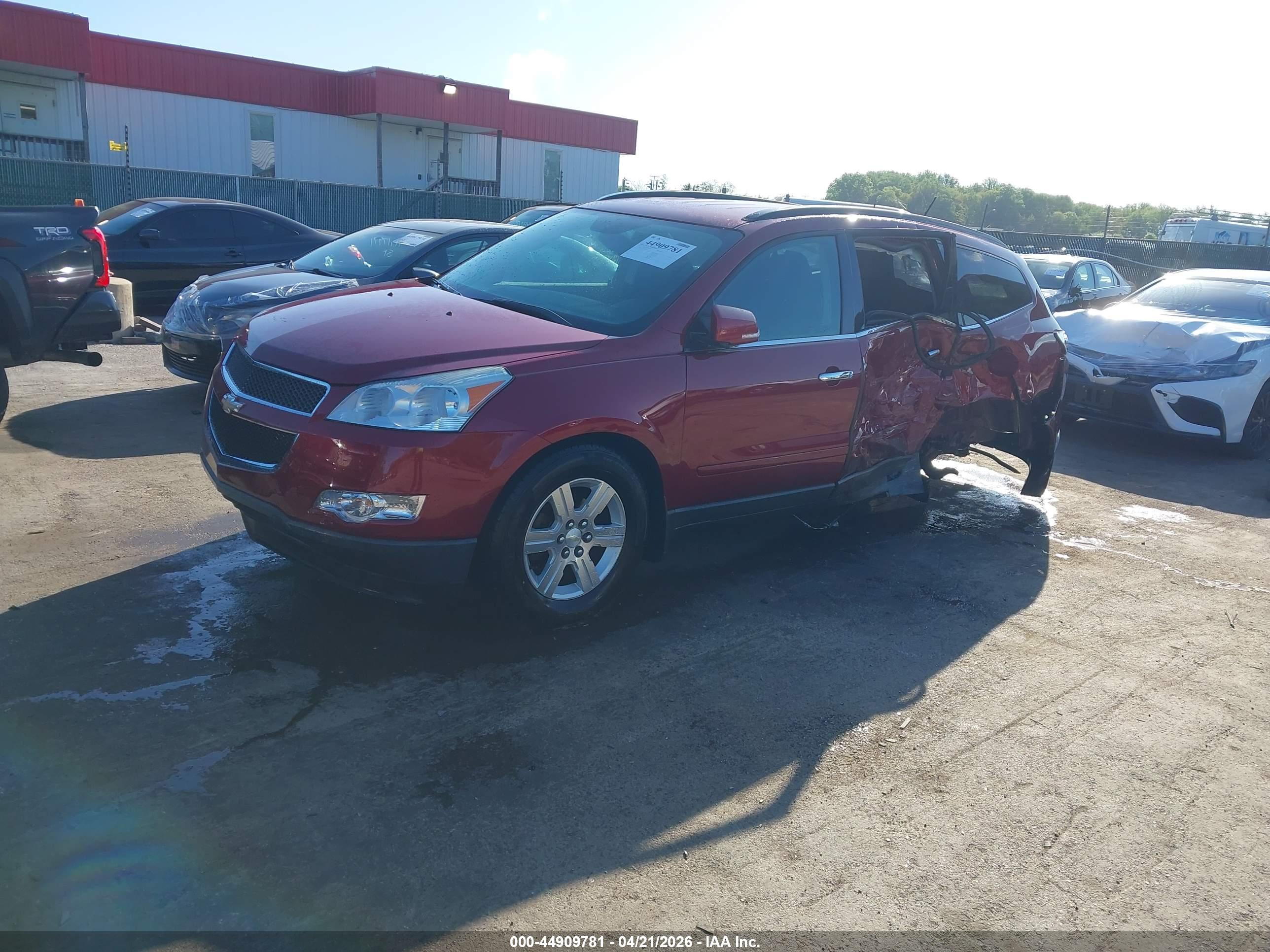 CHEVROLET TRAVERSE image 2