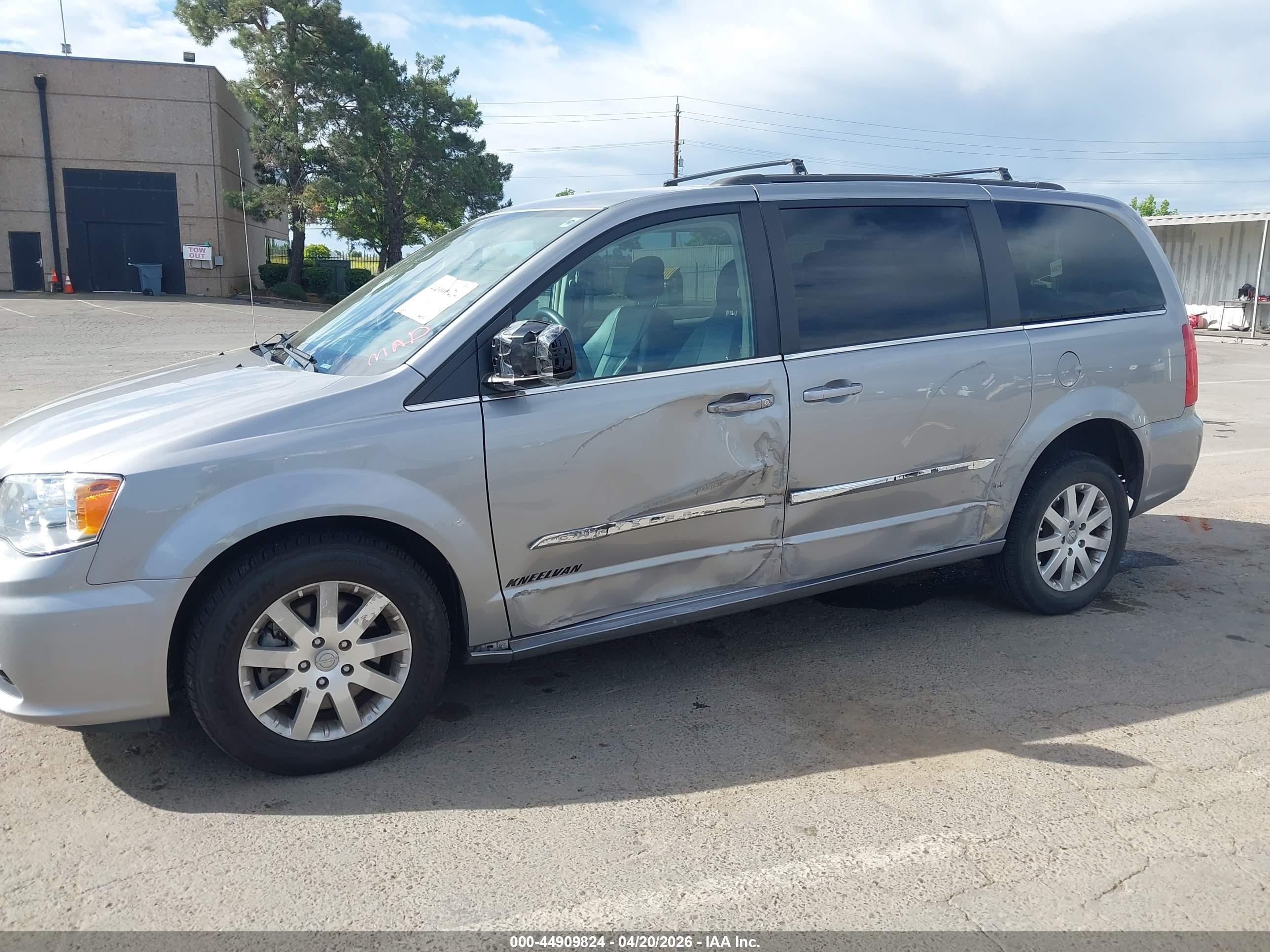 CHRYSLER TOWN image 6