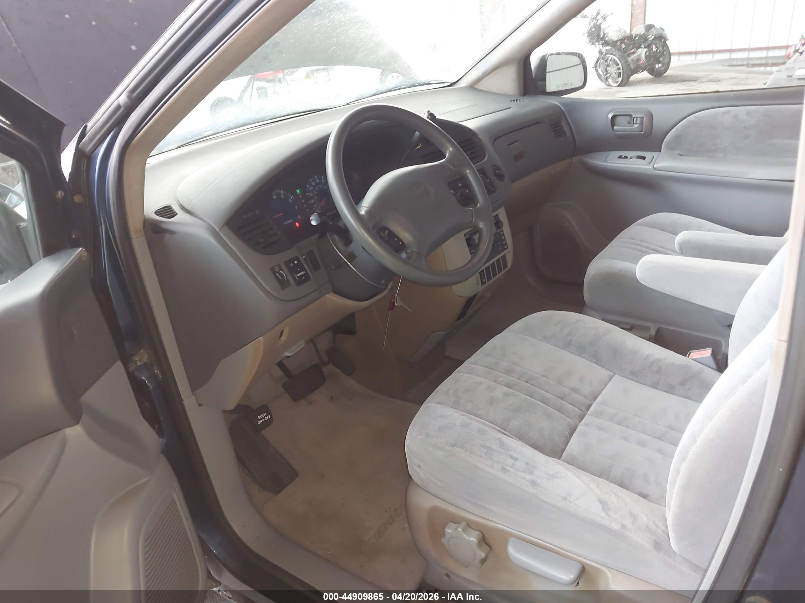 TOYOTA SIENNA image 5
