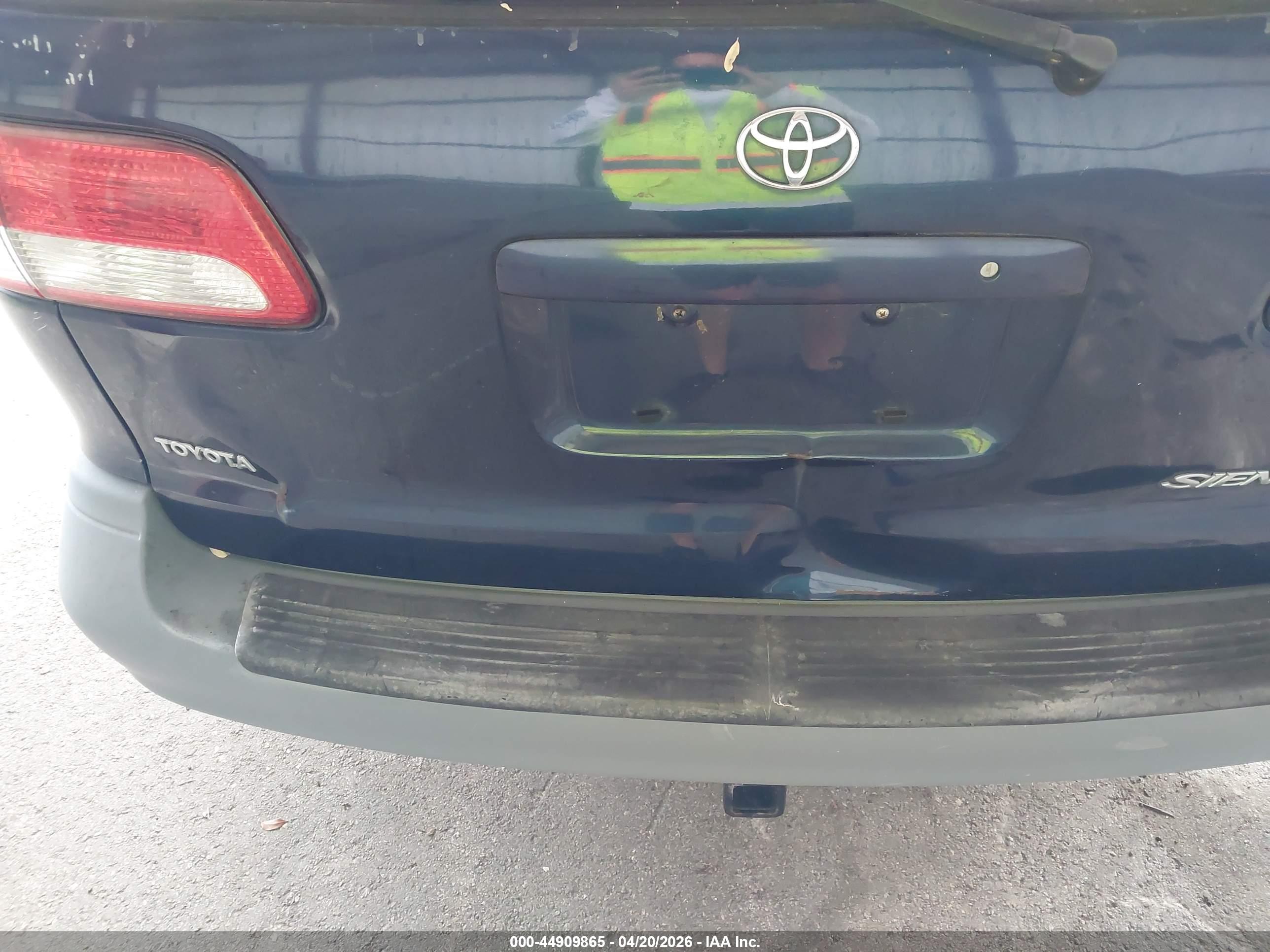 TOYOTA SIENNA image 6