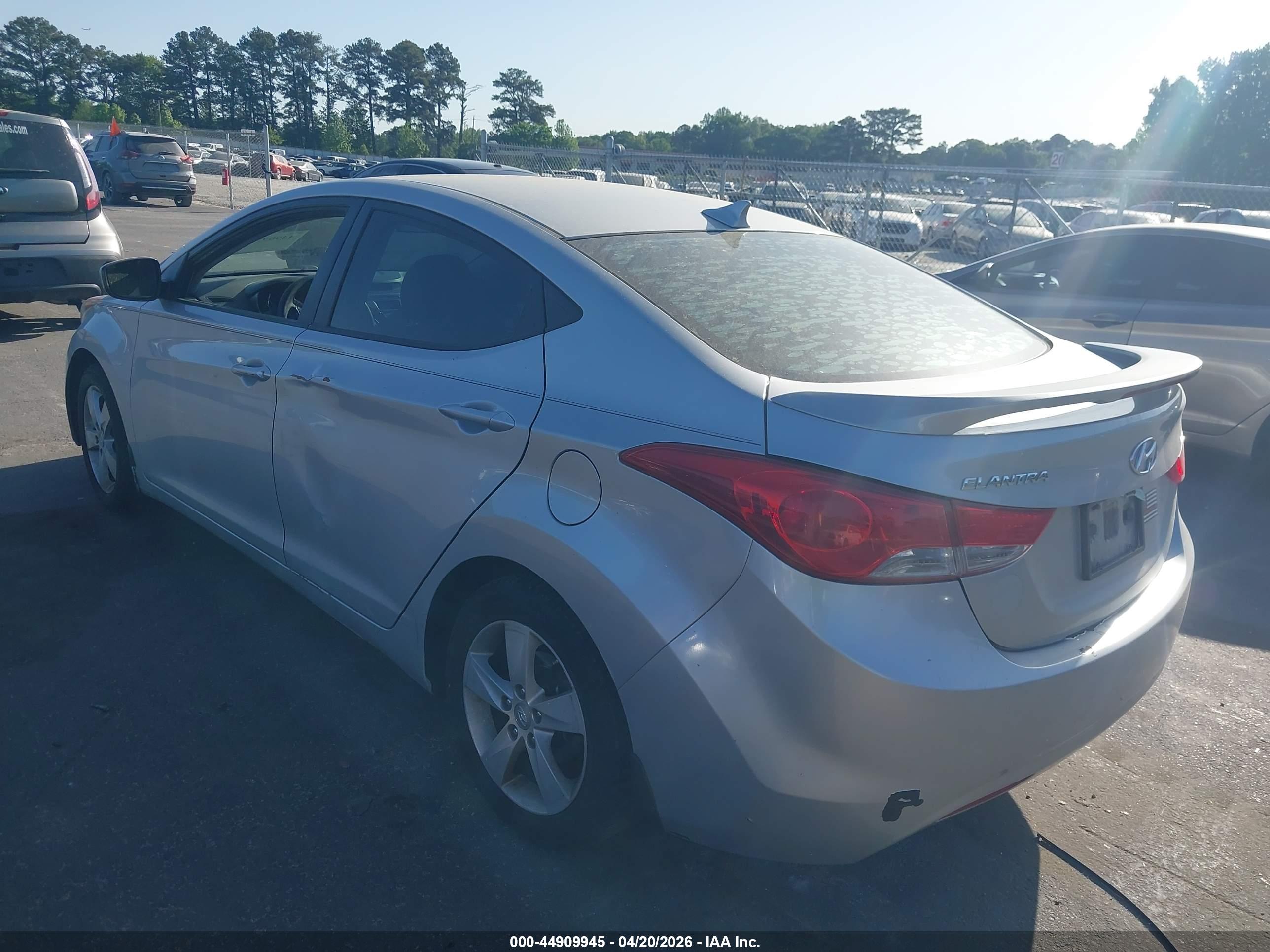HYUNDAI ELANTRA image 3