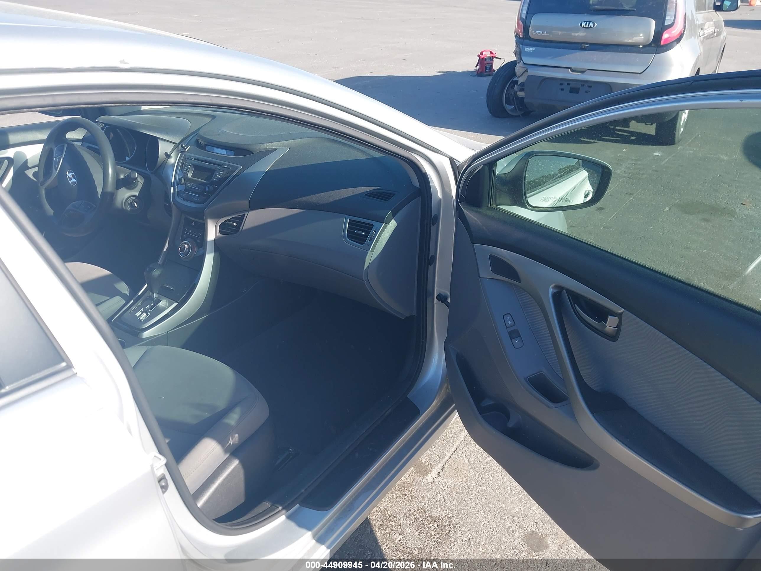HYUNDAI ELANTRA image 5
