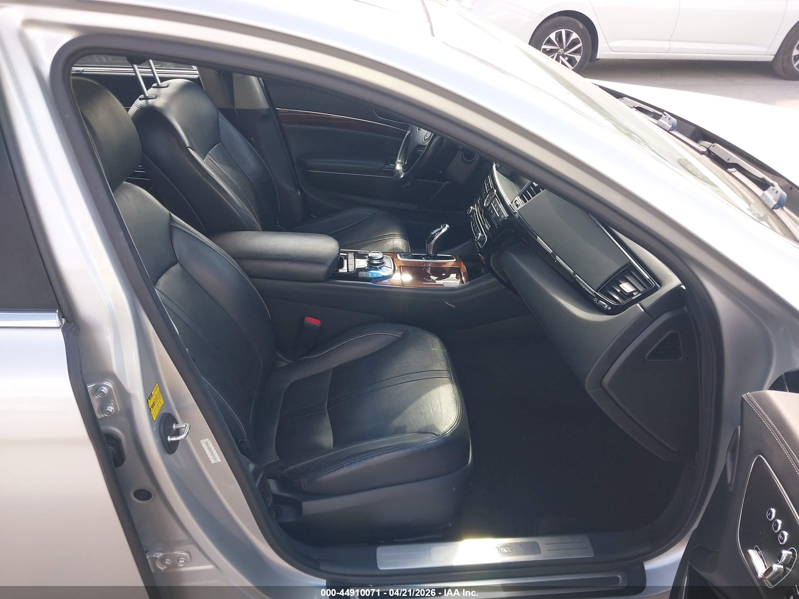 KIA K900 image 5