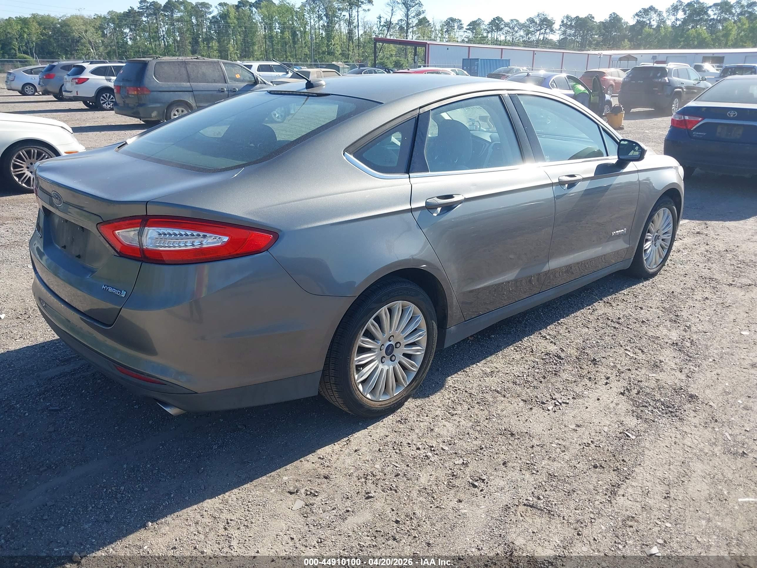 FORD FUSION image 4
