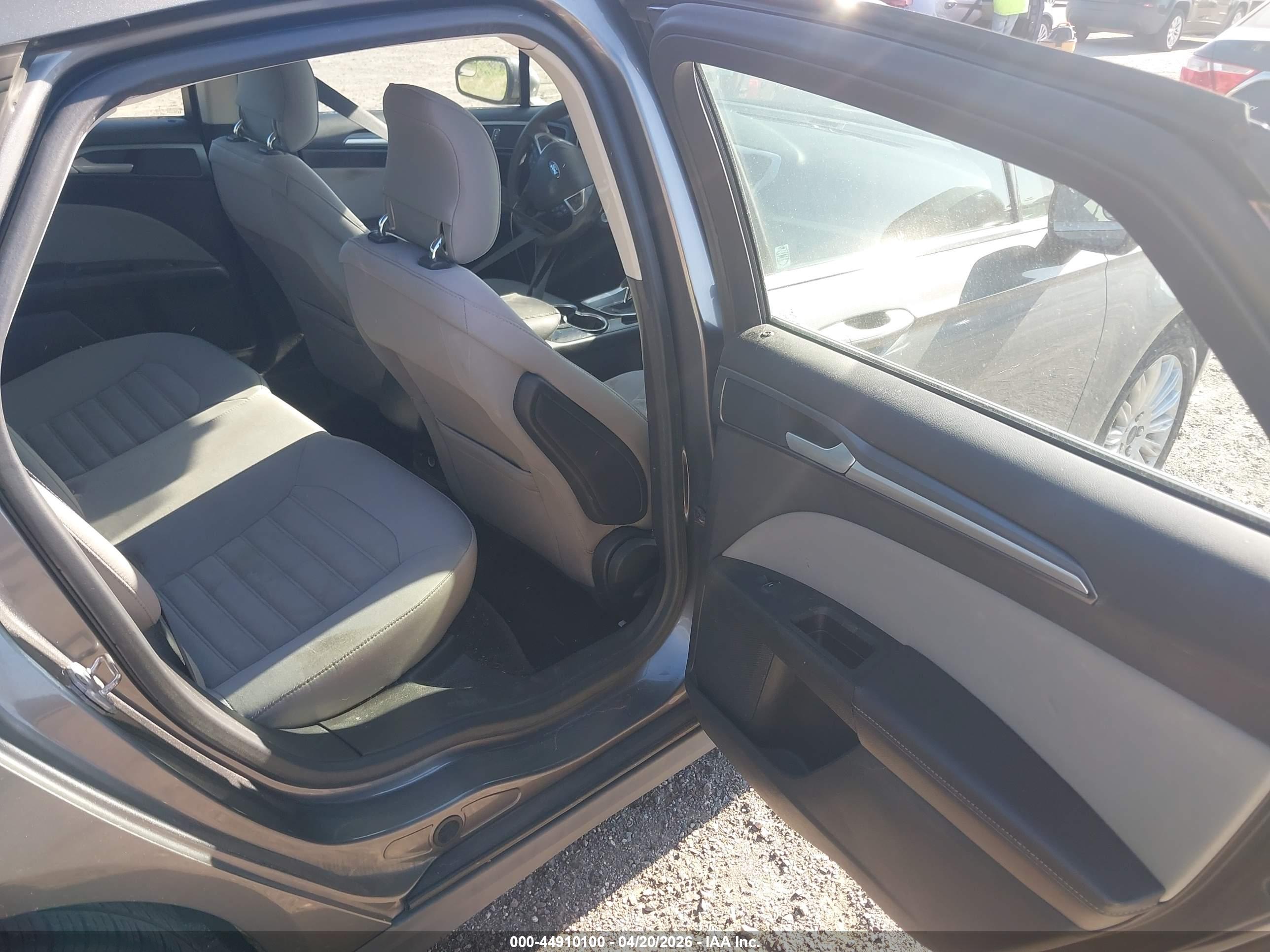FORD FUSION image 8