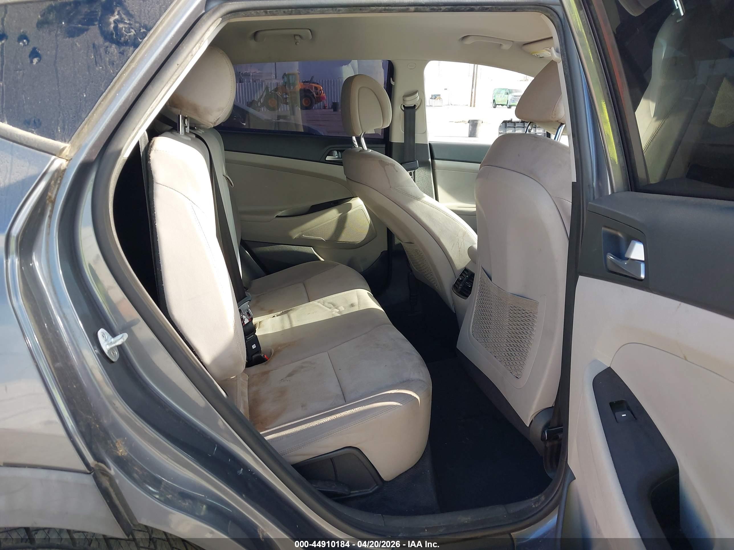HYUNDAI TUCSON image 8