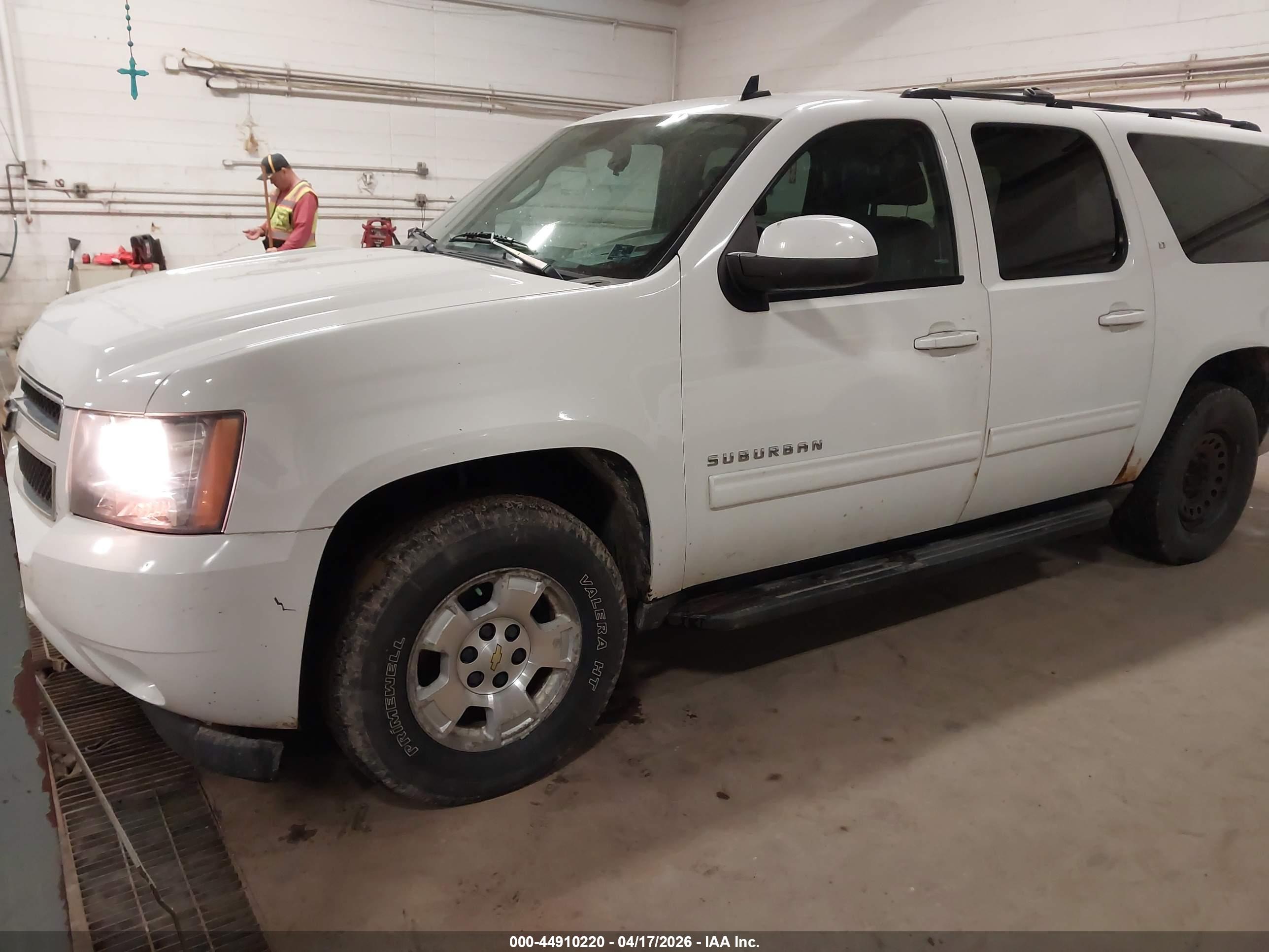 CHEVROLET SUBURBAN image 2