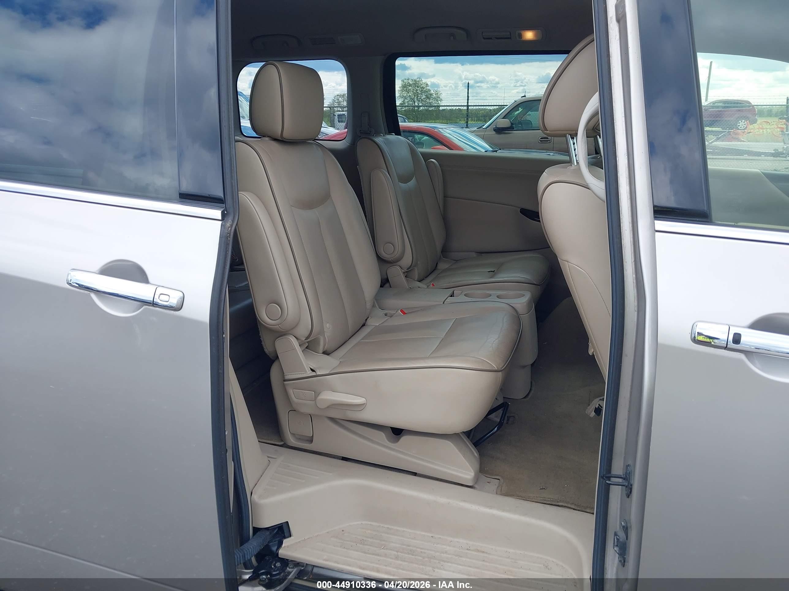 NISSAN QUEST image 8