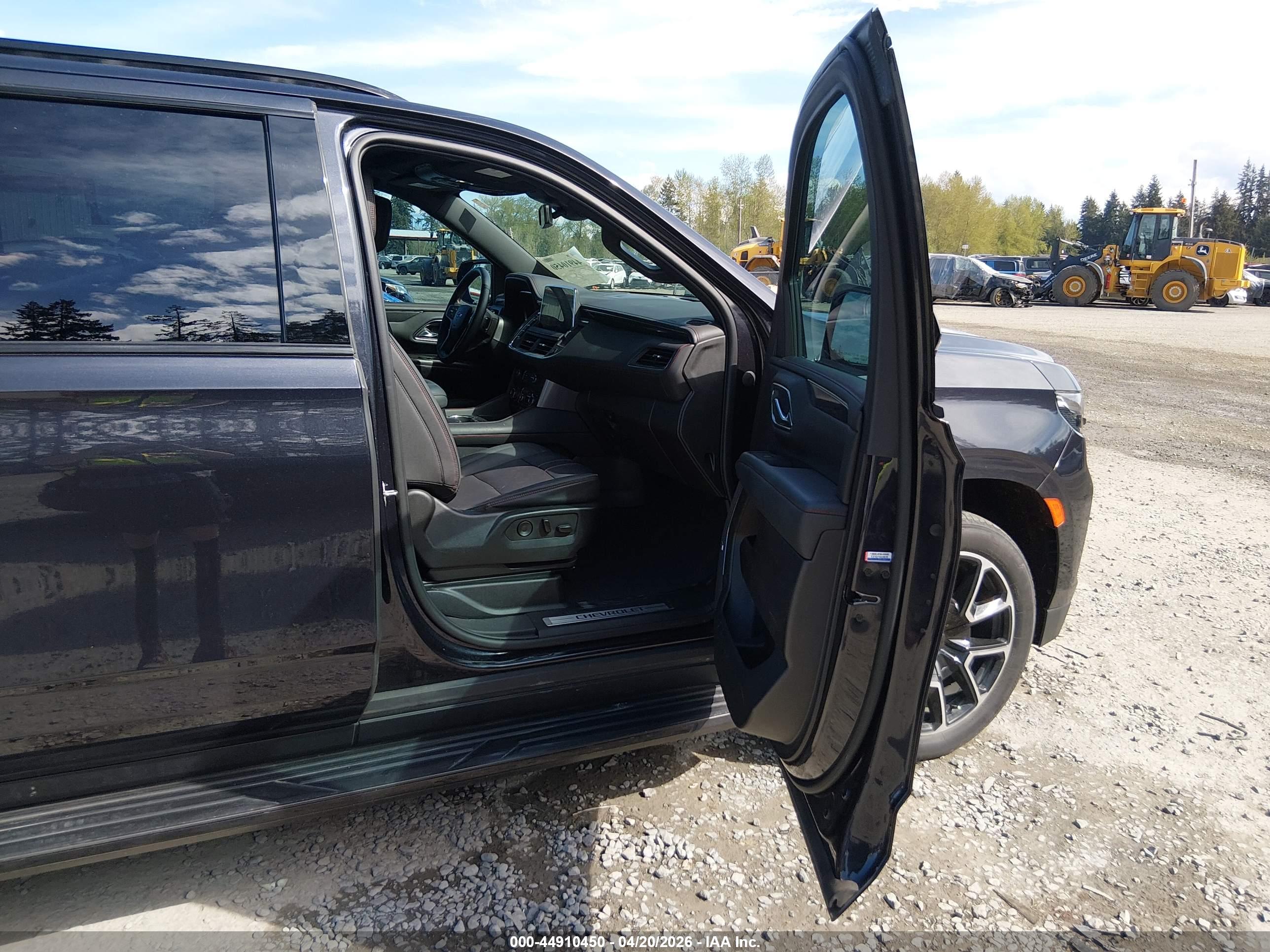 CHEVROLET SUBURBAN image 5