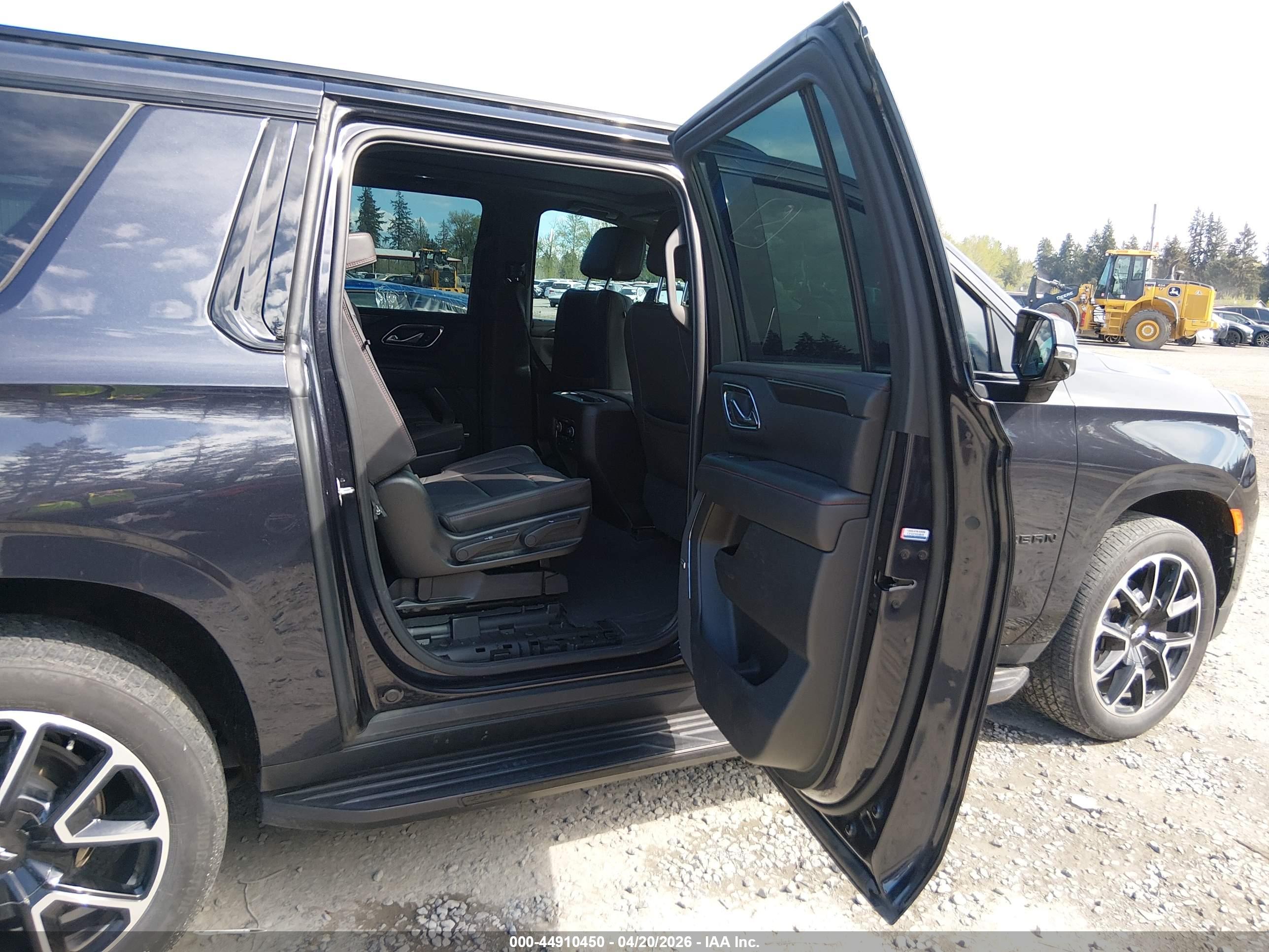 CHEVROLET SUBURBAN image 8