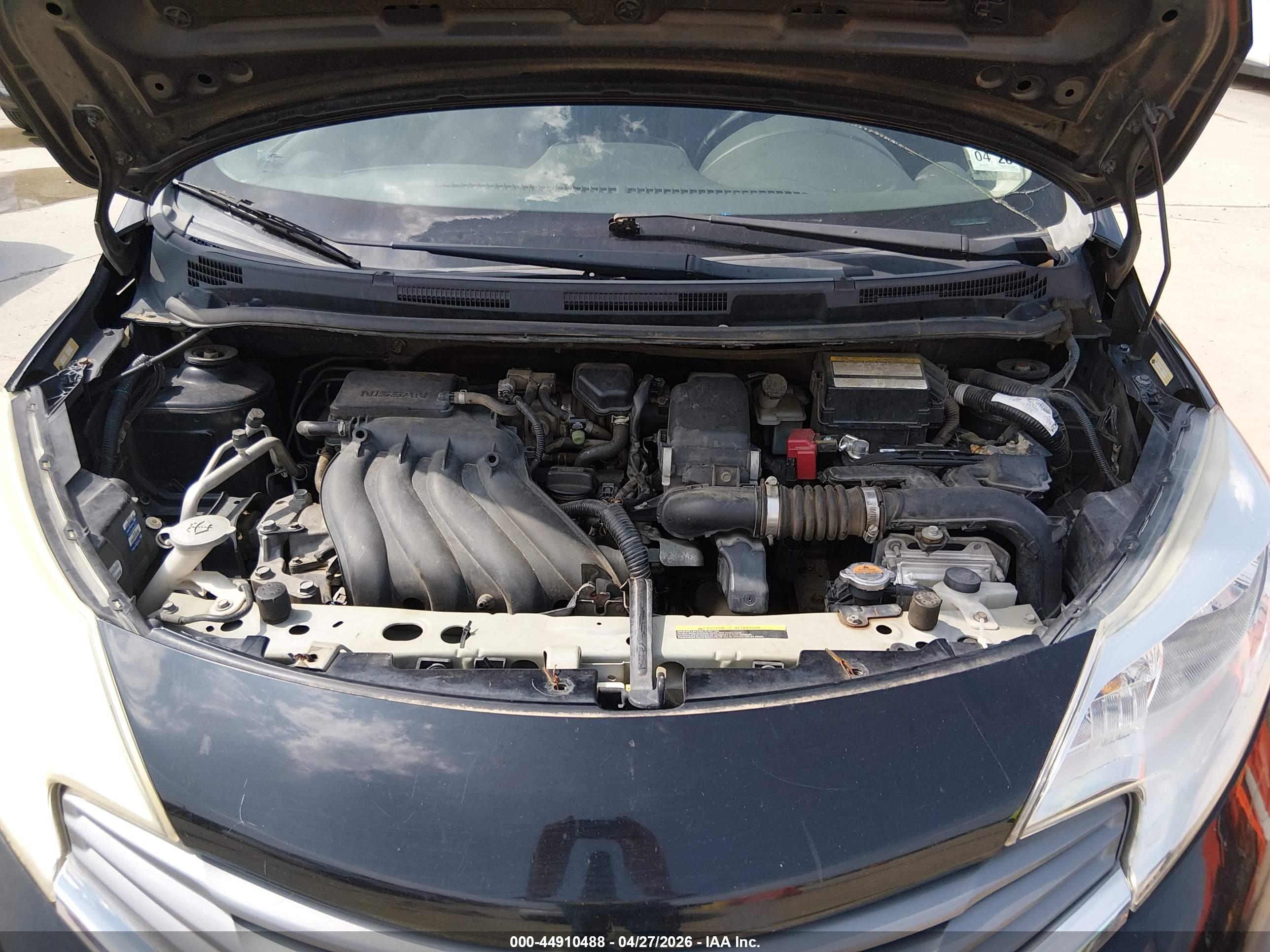 NISSAN VERSA image 10