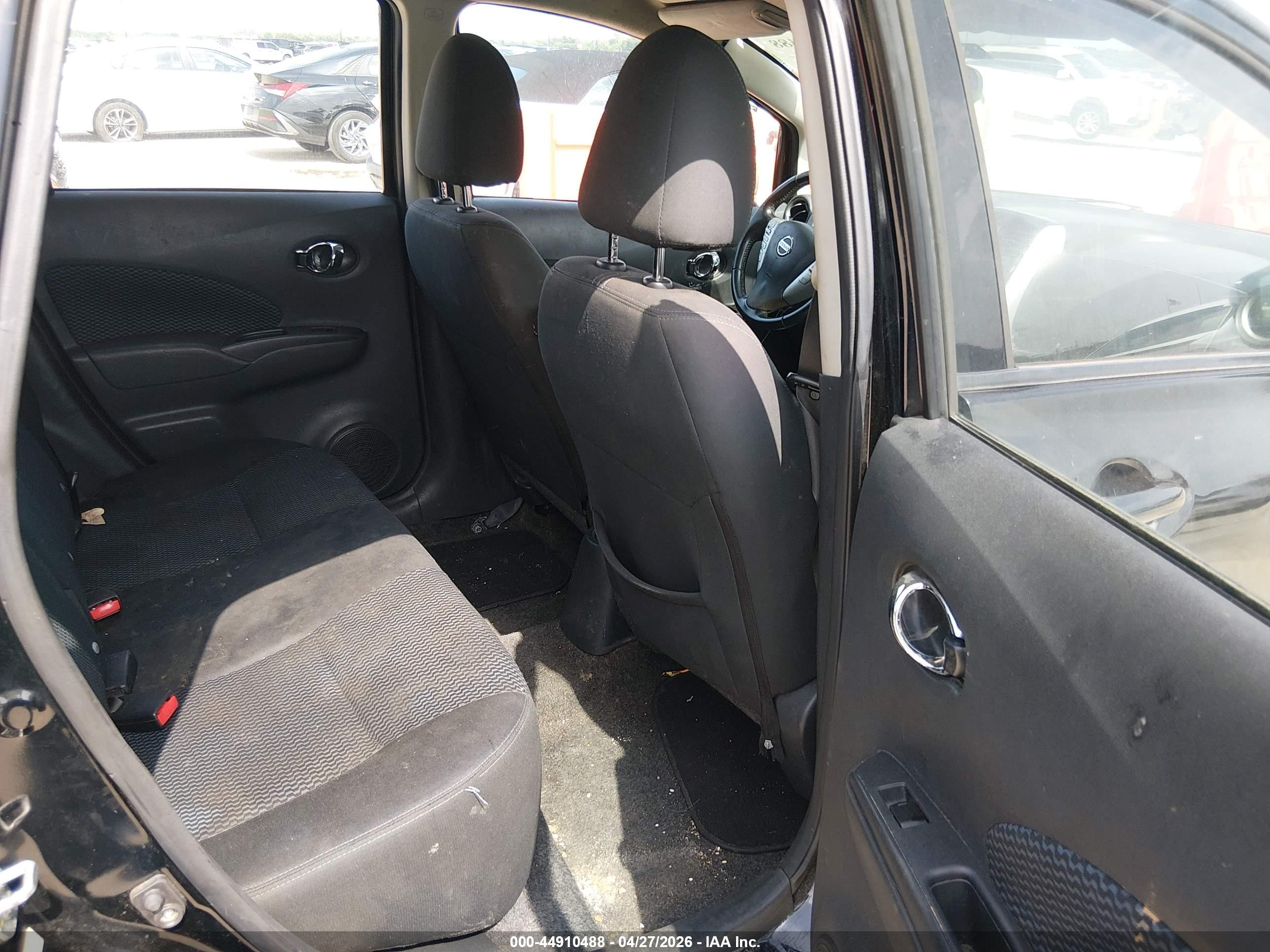 NISSAN VERSA image 8