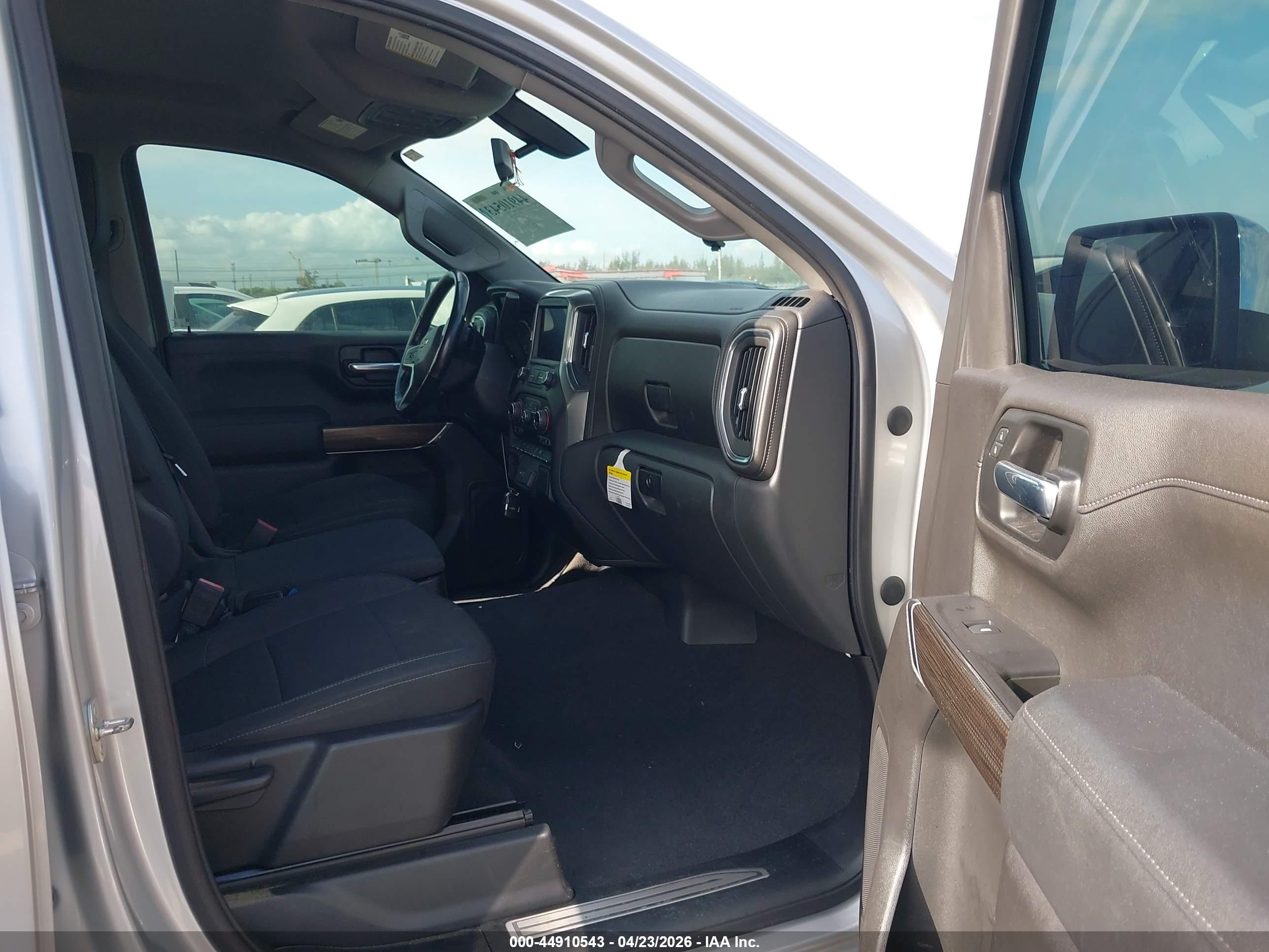 CHEVROLET SILVERADO image 5