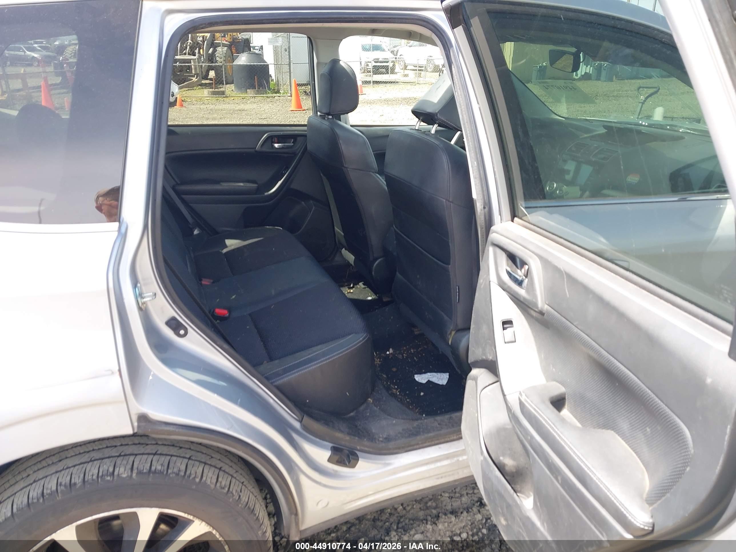 SUBARU FORESTER image 8