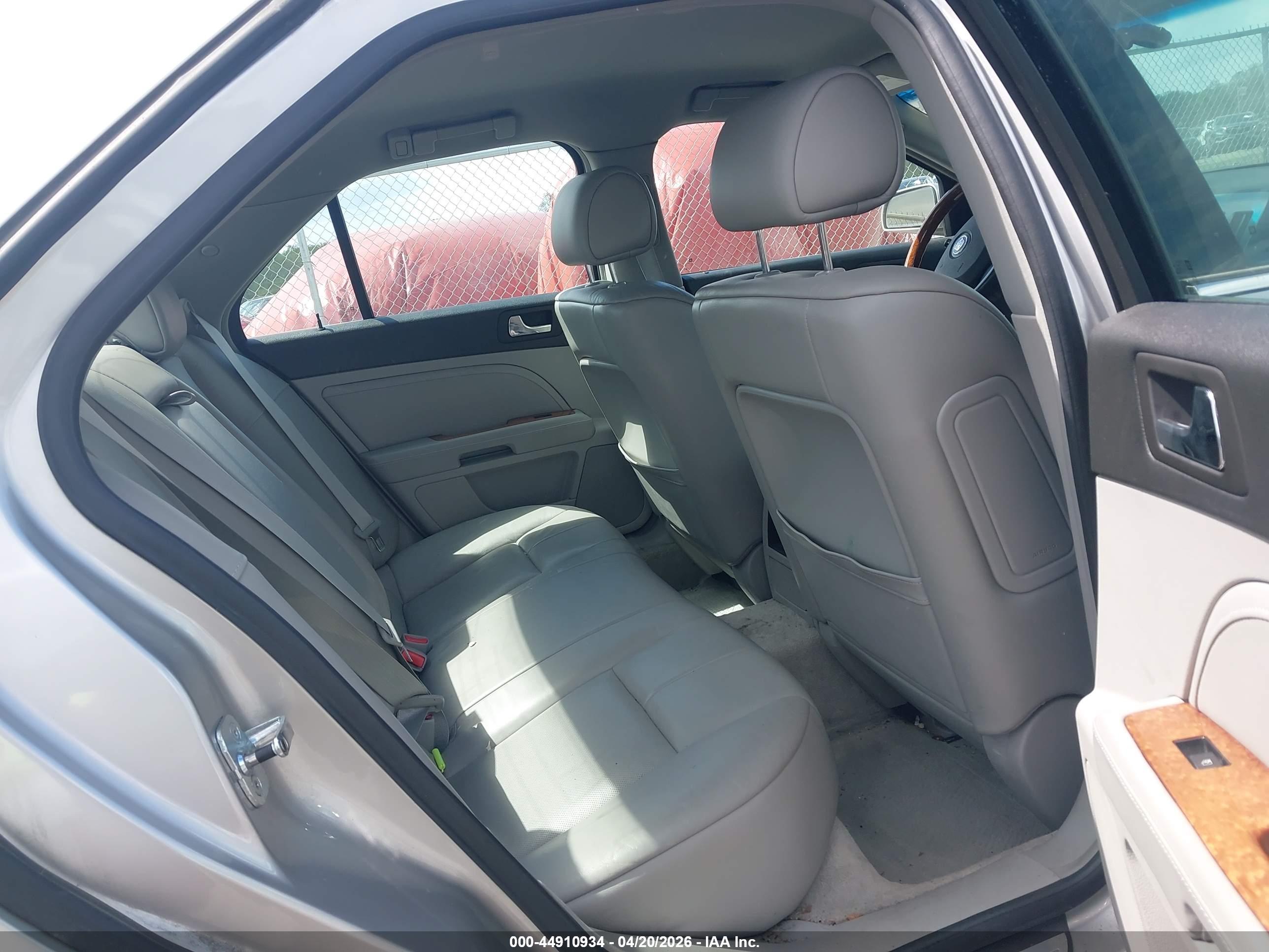 CADILLAC STS image 8