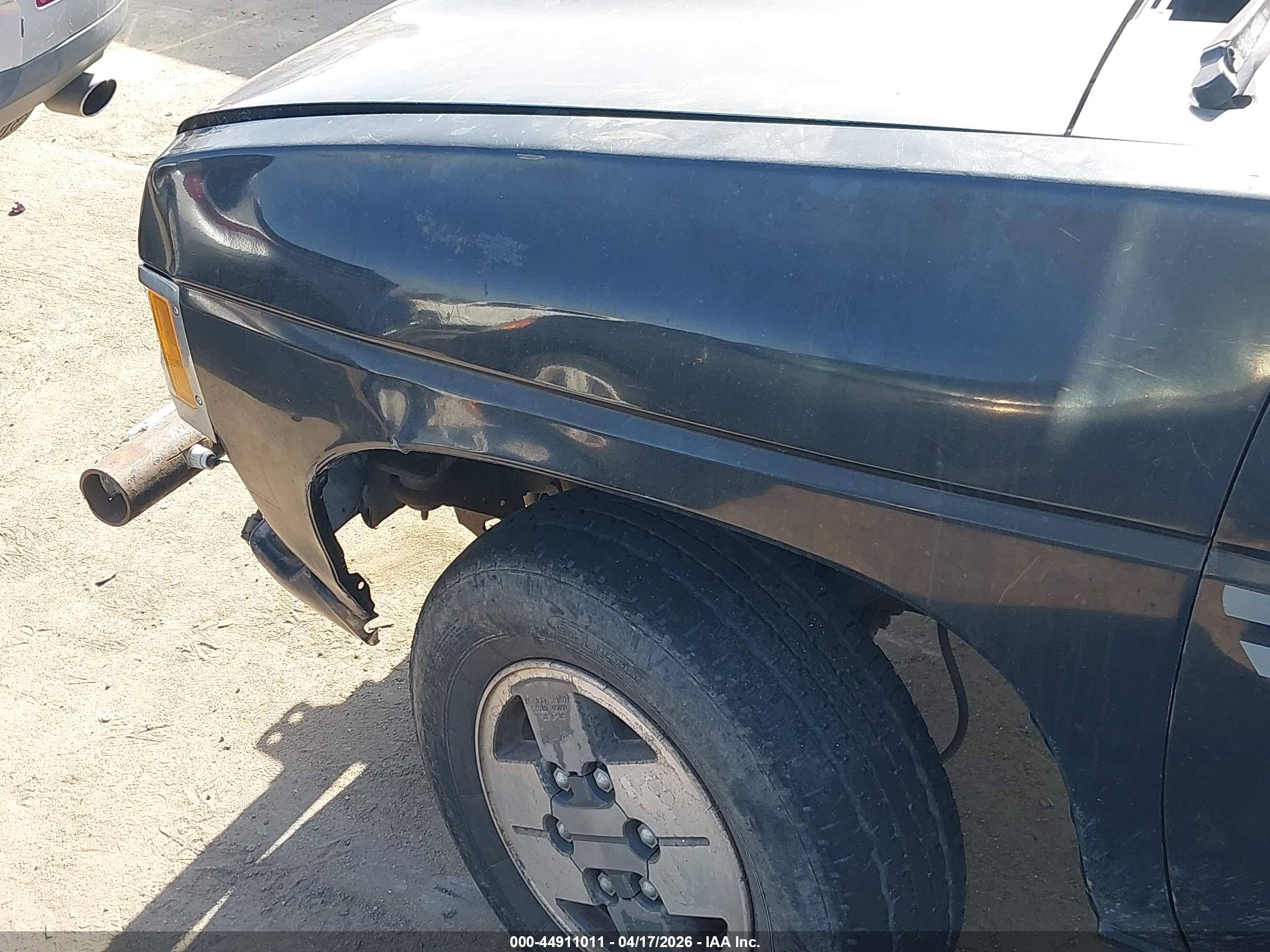 NISSAN TRUCK image 6